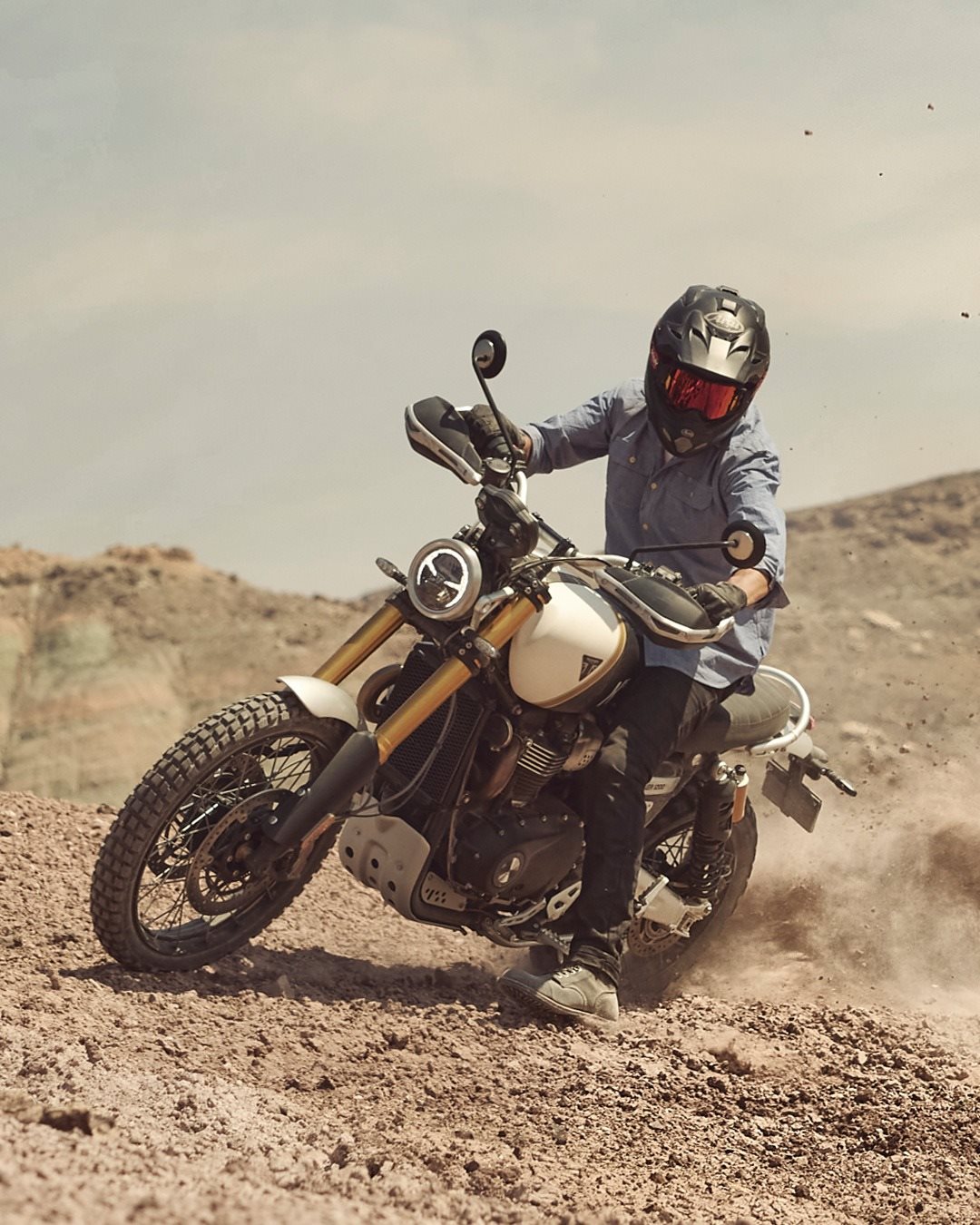 Vorschaubild für Post - Dir reicht die Straße nicht - du willst echte Abenteuer? 
Entdecke die neue Scrambler 1200 XE!

Mit ihrem speziellen Scrambler-Chassis, langen Federwegen und passender Geländeausstattung lässt du den Asphalt hinter dir und suchst dein eigenes Terrain. 

Komm vorbei, wir beraten dich gern zu deinem neuen Traumbike!
#triumph #triumphmotorcycles #fortheride #scrambler1200