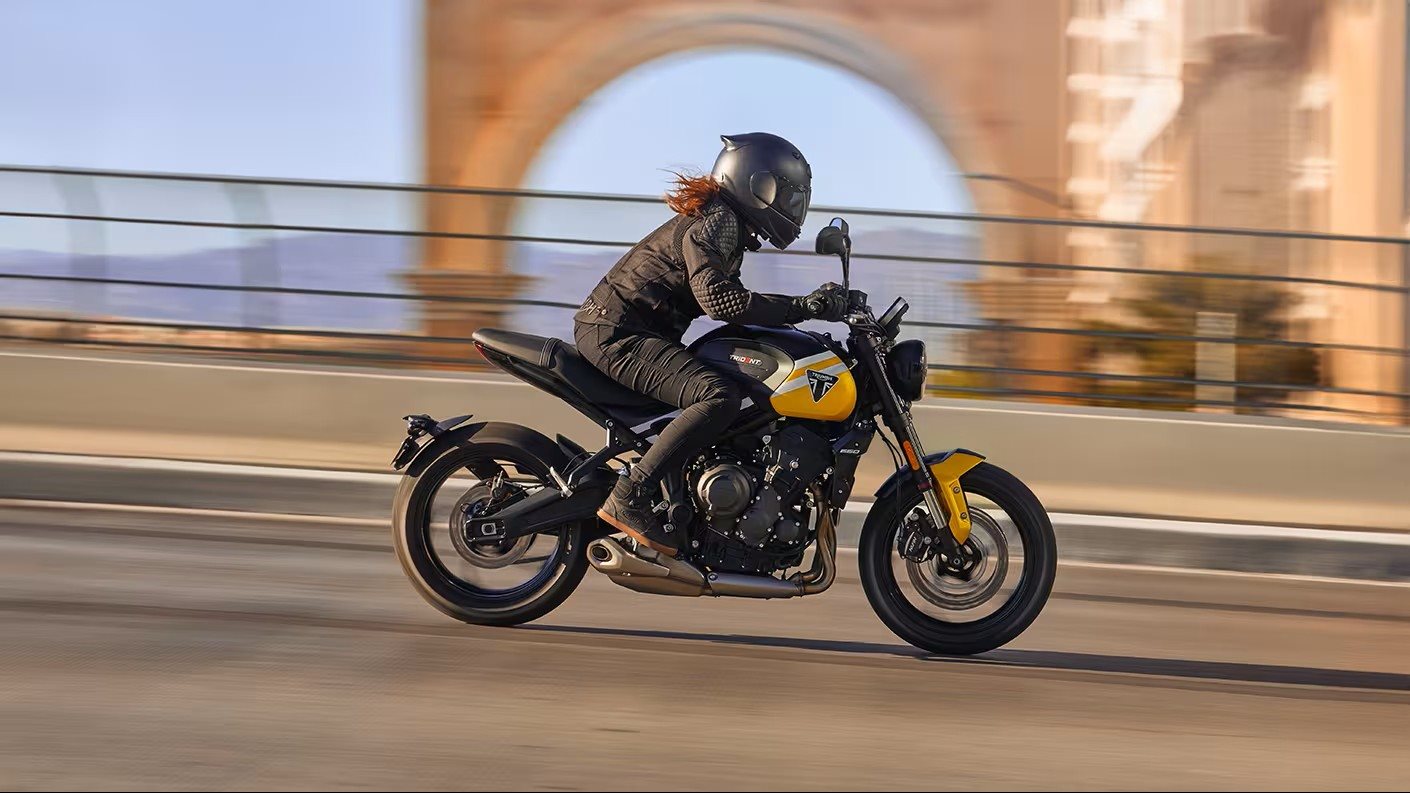 Vorschaubild für Post - Weihnachten kommt früher: Sichere Dir Deine Triumph TRIDENT 660 in der Farbe Cosmic Yellow für 8295 € statt für 8995 €!

Das Angebot ist nur bis zum 24.12.2025 gültig, kann nicht mit anderen
Aktionen kombiniert werden und gilt nur, solange der Vorrat reicht!

 #triumph_gera #triumphmotorcycles #triumph #fortheride #motorcycle #bikelife #triumphtrident660