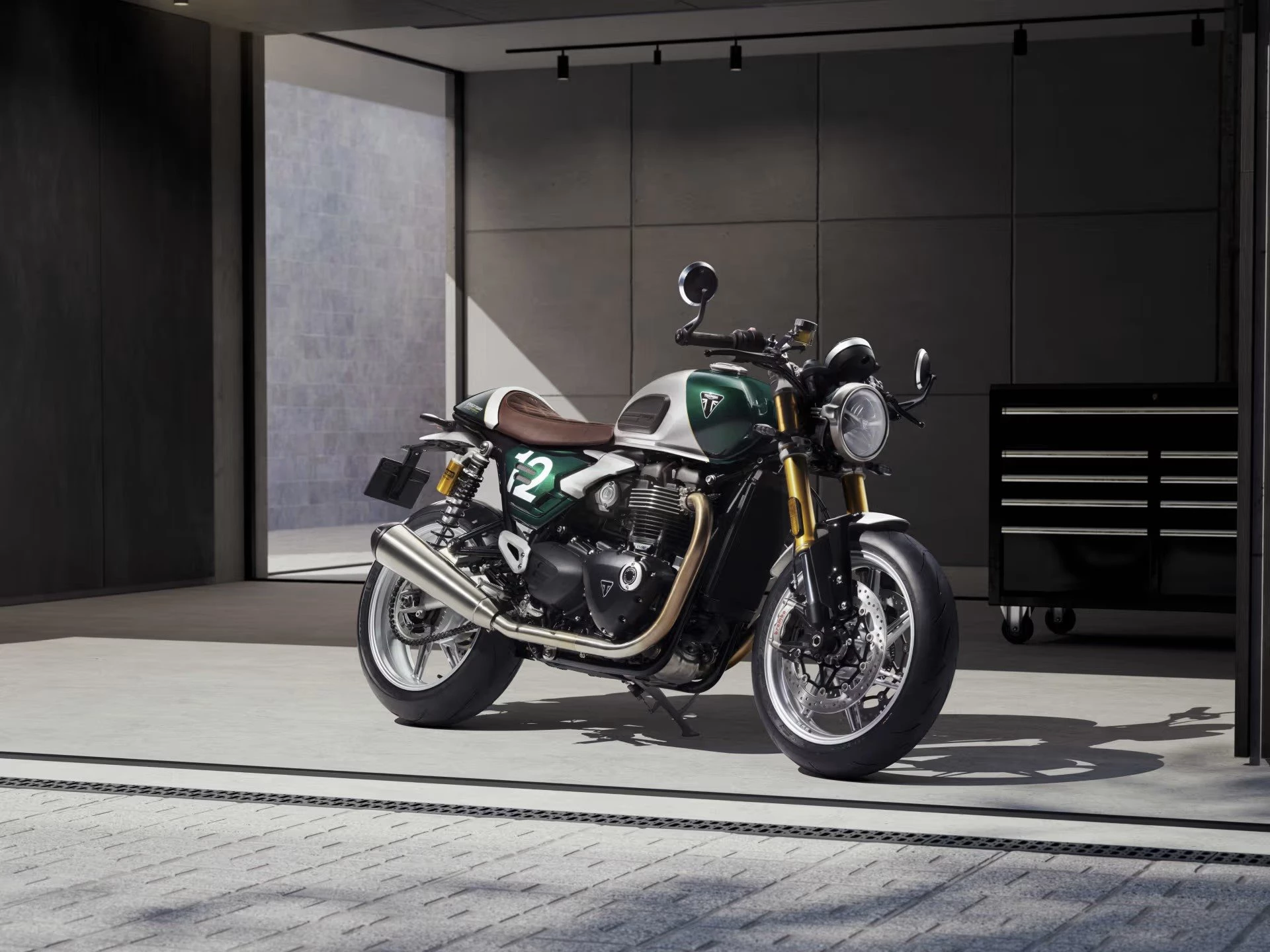 Vorschaubild für Post - Performance-Purist - mit klassischer Seele und RS-Herz - die Speed Twin 1200 Cafe Racer Edition

Vergiss den Rückspiegel – die Zukunft ist retro. Triumph kombiniert die messerscharfe Technik der Speed Twin 1200 RS mit dem ikonischen Look der ursprünglichen Cafe Racer. Das Ergebnis? Die streng limitierte Cafe Racer Edition. 1200 Kubikmeter britischer Stolz, verpackt in ein Design, das Geschichte atmet und Kurven frisst. Ein auf 800 Stück limitiertes Statement für alle, die das Erbe ehren, aber keine Kompromisse beim Speed eingehen.

#triumph_gera #triumphmotorcycles #speedtwin1200 #speedtwin1200rs #caferacers #caferacer #fortheride