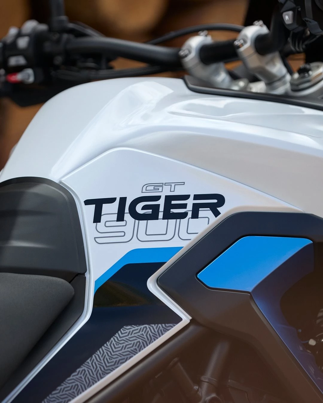 Vorschaubild für Post - Die Tiger 900 Alpine Edition verspricht das ganz besondere Abenteuer: 

Der exklusive Look in Snowdonia White, Sapphire Black und Details in Aegean Blue machen Sie zum Hingucker - der Akrapovič-Schalldämpfer und das Marzocchi-Fahrwerk steigern Kontrolle und Fahrspaß. 

Für das ultimative Abenteuer. ⛰️
Jetzt bestellbar!

#triumph #triumphmotorcycles #tiger900
