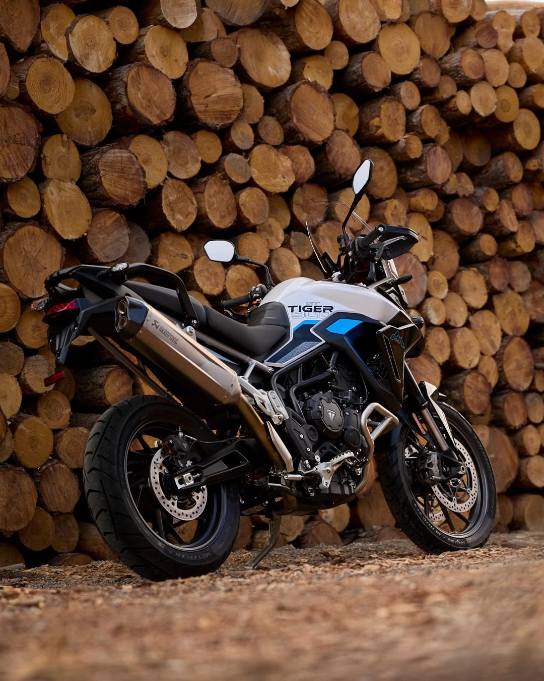 Vorschaubild für Post - Die neue Tiger 900 Alpine Edition gibt's jetzt mit noch mehr Power:
Der Akrapovič-Schalldämpfer und das Marzocchi-Fahrwerk steigern Kontrolle und Fahrspaß. 🔥

Jetzt bei uns mit 1.000 € Kundenvorteil bestellbar!*

*Angebotsdetails siehe Webseite, gültig bis 30.06.2026
#triumph #triumphmotorcycles #tiger900