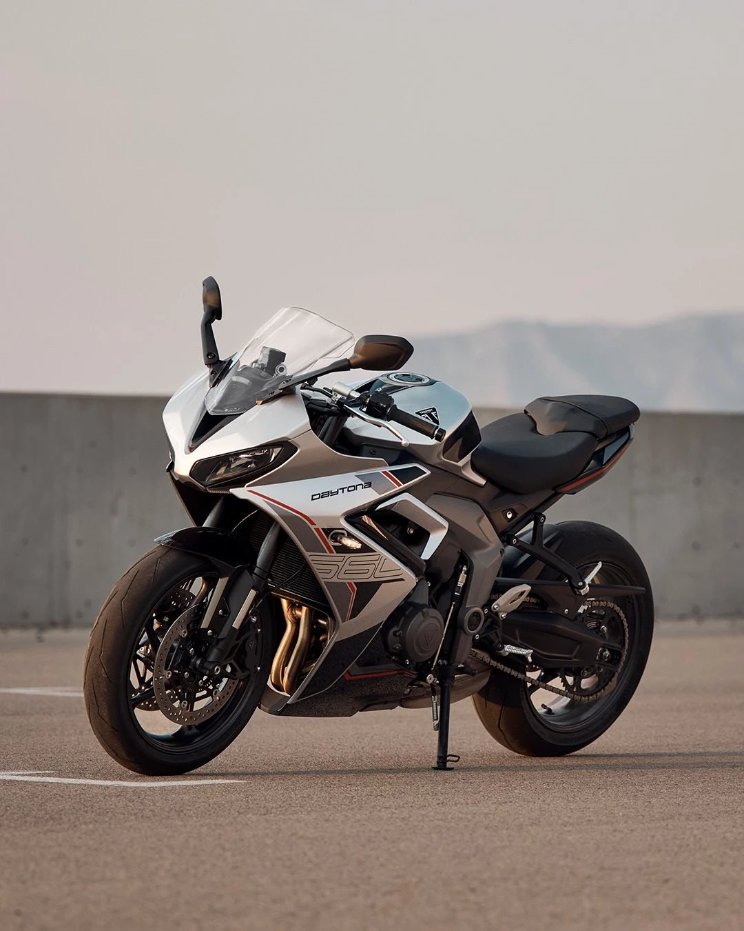 Vorschaubild für Post - Jetzt noch schärfer unterwegs: Die neue Daytona 660. 
95 PS pures Adrenalin warten nur darauf, von dir Probe gefahren zu werden - komm vorbei!

#triumph #triumphmotorcycles #daytona660