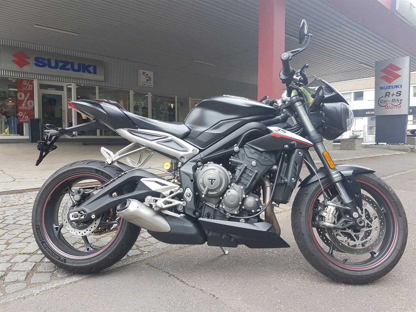 Vorschaubild für Post - Triumph Street Triple 765 RS, 6.590 EUR, EZ 03/2020, 39.000 km

Fzg. in TOP-Zustand
Scheckheft gepflegt
ganz neu gemacht wurden:
Zündkerzen, Ölwechsel, Bremsbeläge hinten 
Kettensatz bei 32000 km
Bedienerhandbuch anbei 

Wir könnten Ihnen weitere Bilder zuschicken und Sie telefonisch beraten.
Sie können uns gerne auch per whatsapp auf die Nummer 0681814241 kontaktieren.
Eine Probefahrt ist möglich, vereinbaren Sie bitte einen Termin.

Gerne bieten wir Ihnen ein Lieferdienst an, bitte erfragen Sie hierzu die Kosten.
 
Zwischenverkauf vorbehalten.

Wir bieten eine Finanzierung über die Credit Plus Bank AG oder die Bank 11, an. 
Wir erstellen Ihnen gerne ein persönliches Angebot.

Ihre Ansprechpartnerin N.Stass Tel. 0681/814241

Irrtümer, Änderung und Zwischenverkauf vorbehalten

Wir bieten an....
- Indian Vertragshändler, Victory Service-Point
- SUZUKI Vertragshändler Motorrad
- Reparaturkosten Finanzierung 
- Probefahrten
- Ankauf von Motorrädern
- Individuelle Finanzierungen für Neu und Gebrauchtfahrzeuge
- individuelle Umbauten nach Ihren Wünschen
- Vermietung von Motorrädern der Marke Suzuki 
- Wir liefern Original und Zubehör Ersatzteile
- Leistungsreduzierungen 25KW (34PS) NEU 35KW (48PS)
- Tieferlegungen & Höherlegungen
- Inspektionen nach Herstellervorschriften auch an Fremdmarken Motorräder
- Reparatur auch an BMW, Honda, Kawasaki und Yamaha Motorräder
- Unfallinstandsetzung
- TÜV Vorfahrt
- Reifen für Motorrad und KFZ
- Alufelgen
- KFZ. freie Werkstatt für alle Auto Marken

R+S Motorräder GmbH

CAR + BIKE WORLD

Kaiserstr. 4 b
66133 Saarbrücken-Scheidt

Tel. 0681/814241
Fax. 0681/814460
e-mail. info@rs-motorraeder.de
www.rs-motorraeder.de

Öffnungszeiten:

Montag 14:00 - 18:00
Dienstag bis Freitag
9:00 - 13:00 und 14:00 - 18:00 Uhr
Samstags 10:00 - 13:00 Uhr

🔗 https://rs-motorraeder.de/gebrauchtes-motorrad-triumph-street-triple-765-rs-3556843