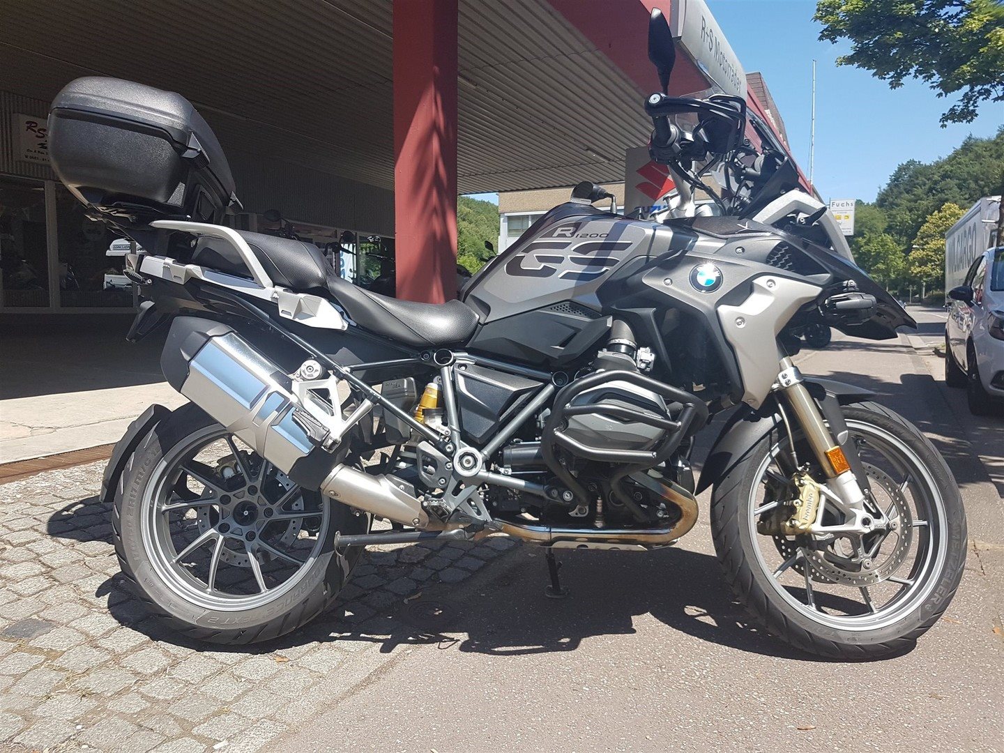 Vorschaubild für Post - BMW R 1200 GS, 11.200 EUR, EZ 03/2018, 65.036 km

alle Original Zubehörpakete
Comfort Sitzbank (Höhenverstellbar)
Motorschutzbügel
Handschutzprotektoren
Hauptständer
Top-Case
Tankring H&B
Seitenständerverbreiterung

alle Inspektionen gemacht einschließlich der 60.000km
**Kardanwelle wurde auf Garantie getauscht**

Wir könnten Ihnen weitere Bilder zuschicken und Sie telefonisch beraten.
Sie können uns gerne auch per whatsapp auf die Nummer 0681814241 kontaktieren.
Eine Probefahrt ist möglich, vereinbaren Sie bitte einen Termin.

Gerne bieten wir Ihnen ein Lieferdienst an, bitte erfragen Sie hierzu die Kosten.
 
Zwischenverkauf vorbehalten.

Wir bieten eine Finanzierung über die Credit Plus Bank AG oder die Bank 11, an. 
Wir erstellen Ihnen gerne ein persönliches Angebot.

Ihre Ansprechpartnerin N.Stass Tel. 0681/814241

Irrtümer, Änderung und Zwischenverkauf vorbehalten

Wir bieten an....
- Indian Vertragshändler, Victory Service-Point
- SUZUKI Vertragshändler Motorrad
- Reparaturkosten Finanzierung 
- Probefahrten
- Ankauf von Motorrädern
- Individuelle Finanzierungen für Neu und Gebrauchtfahrzeuge
- individuelle Umbauten nach Ihren Wünschen
- Vermietung von Motorrädern der Marke Suzuki 
- Wir liefern Original und Zubehör Ersatzteile
- Leistungsreduzierungen 25KW (34PS) NEU 35KW (48PS)
- Tieferlegungen & Höherlegungen
- Inspektionen nach Herstellervorschriften auch an Fremdmarken Motorräder
- Reparatur auch an BMW, Honda, Kawasaki und Yamaha Motorräder
- Unfallinstandsetzung
- TÜV Vorfahrt
- Reifen für Motorrad und KFZ
- Alufelgen
- KFZ. freie Werkstatt für alle Auto Marken

R+S Motorräder GmbH

CAR + BIKE WORLD

Kaiserstr. 4 b
66133 Saarbrücken-Scheidt

Tel. 0681/814241
Fax. 0681/814460
e-mail. info@rs-motorraeder.de
www.rs-motorraeder.de

Öffnungszeiten:

Montag 14:00 - 18:00
Dienstag bis Freitag
9:00 - 13:00 und 14:00 - 18:00 Uhr
Samstags 10:00 - 13:00 Uhr

🔗 https://rs-motorraeder.de/gebrauchtes-motorrad-bmw-r-1200-gs-3571377
