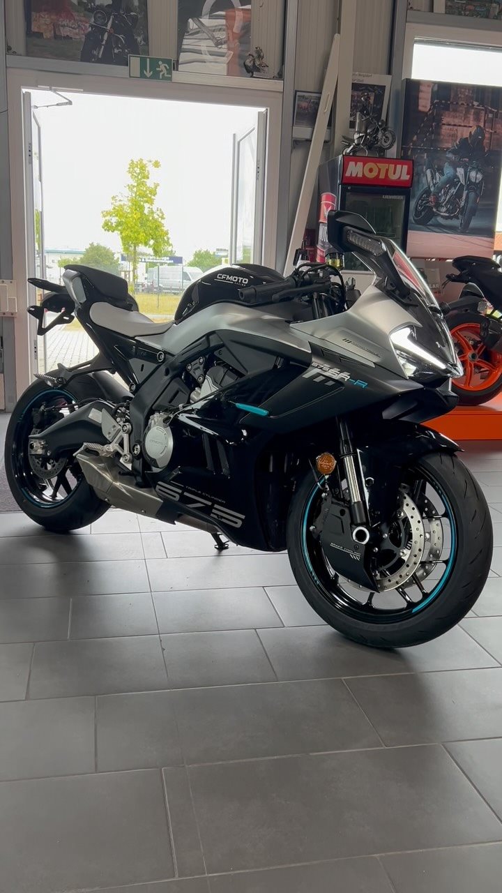 Vorschaubild für Post - CFMOTO 675SR-R

Das erste Fahrzeug ist vor ein paar Tagen bei uns eingetroffen und wurde sofort an einen glücklichen Kunden verkauft.

Du willst auch dein Traumbike endlich in der Garage stehen haben?
Dann meld dich bei uns, jede Menge Auswahl an neuen und gebrauchten Fahrzeugen.

Die CFMOTO 675SR-R wird bald wieder für dich bei uns verfügbar sein, doch sei schnell, die Stückzahlen sind begrenzt.

#cfmoto #supersportler #675 #motorcycle #Bike #summer #freedom