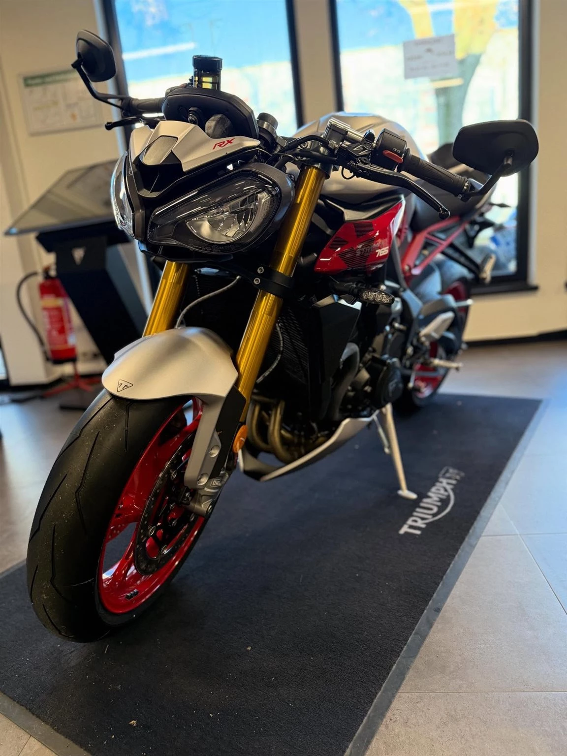 Vorschaubild für Post - Gerade angekommen und schon bei uns im Laden. Erlebe die neue Street Triple RX Live und lass dich beeindrucken 😎