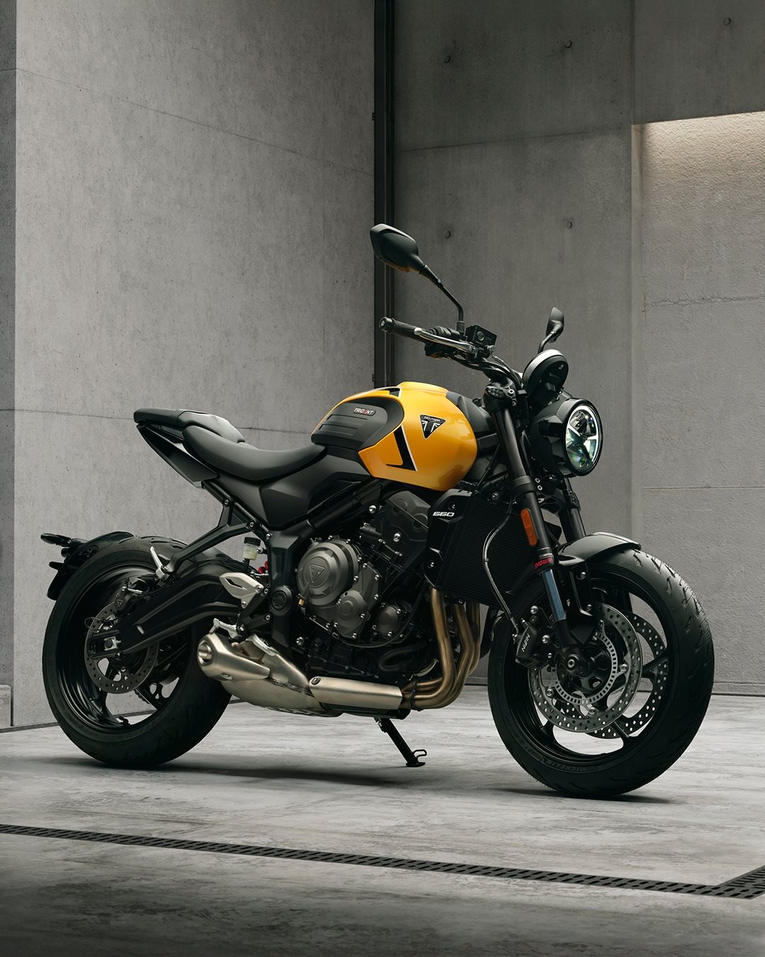 Vorschaubild für Post - Dreifacher Nervenkitzel: Jetzt noch besser.⁣
Die neue Trident 660 kommt und ist mit exakt dem ausgestattet, was du wirklich brauchst.⁣
⁣
Freu dich auf High-End-Technologie mit satten 95 PS - für mehr Kontrolle, mehr Vertrauen und maximalen Fahrspaß.⁣
Optimiertes Kurven-ABS, Traktionskontrolle und Quickshifter inklusive. ⁣

Jetzt vorbestellbar!
#triumph #triumphmotorcycles #trident660