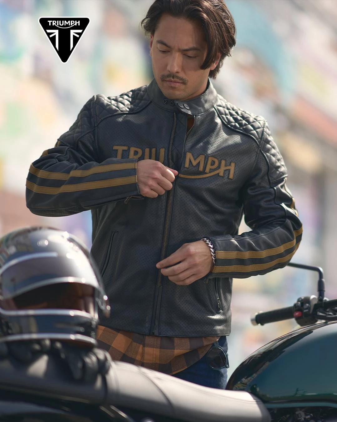 Vorschaubild für Post - Tipps zum Motorradfahren bei Hitze:

👉 Trinken, trinken, trinken
👉 Luftige Schutzkleidung statt T-Shirt
👉 Regelmäßige Pausen im Schatten

Stay safe mit der Braddan Air Race Jacke!

#triumphmotorcycle #bikerlife #triumphdeutschland #letsgo #Hitze