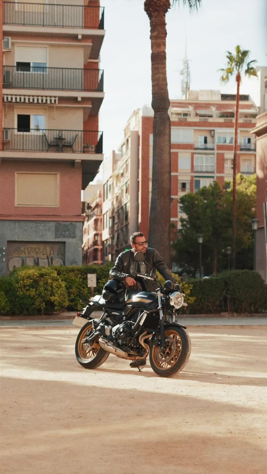 Vorschaubild für Post - Die Z650RS verbindet klassisches Design mit sportlicher Performance – und bringt das Gefühl der 70er zurück auf die Straße.
Du willst echten Charakter statt Kompromisse?
Jetzt Probefahrt buchen und selbst erleben! 🏁

#Kawasaki #LettheGoodTimesRoll #KawasakiDeutschland #Z650RS #ModernClassics #Retro