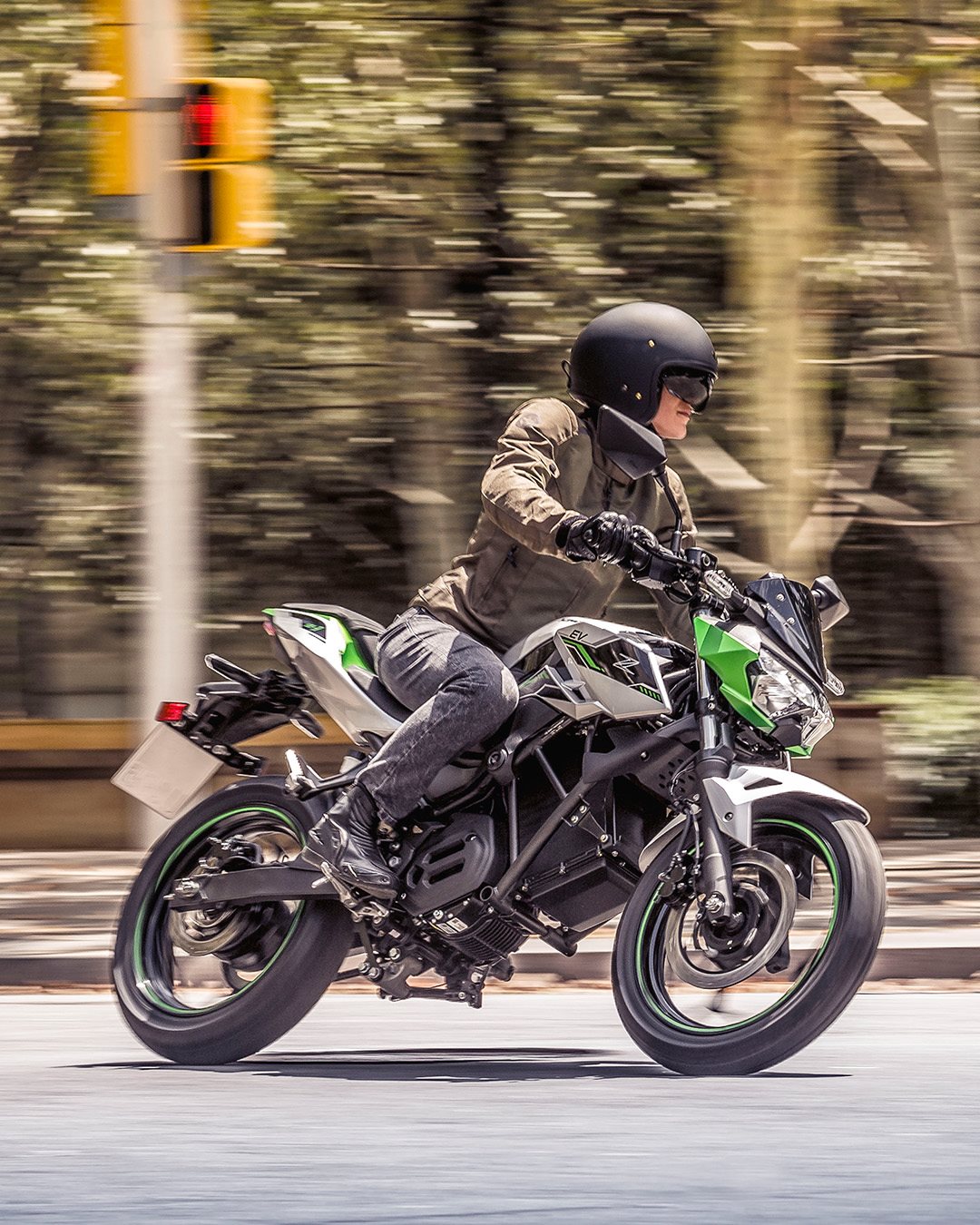 Vorschaubild für Post - 🏙️ Urban. Elektrisch. Kawasaki. ⚡ Die Kawasaki Z e-1 bringt vollelektrischen Fahrspaß in die City. Leise, emissionsfrei und perfekt für deinen Alltag als Pendler. Gerne beraten wir dich! 

#Kawasaki #LettheGoodTimesRoll #KawasakiDeutschland #Ze1 #Ninjae1 #EV #Electric #Sustainability