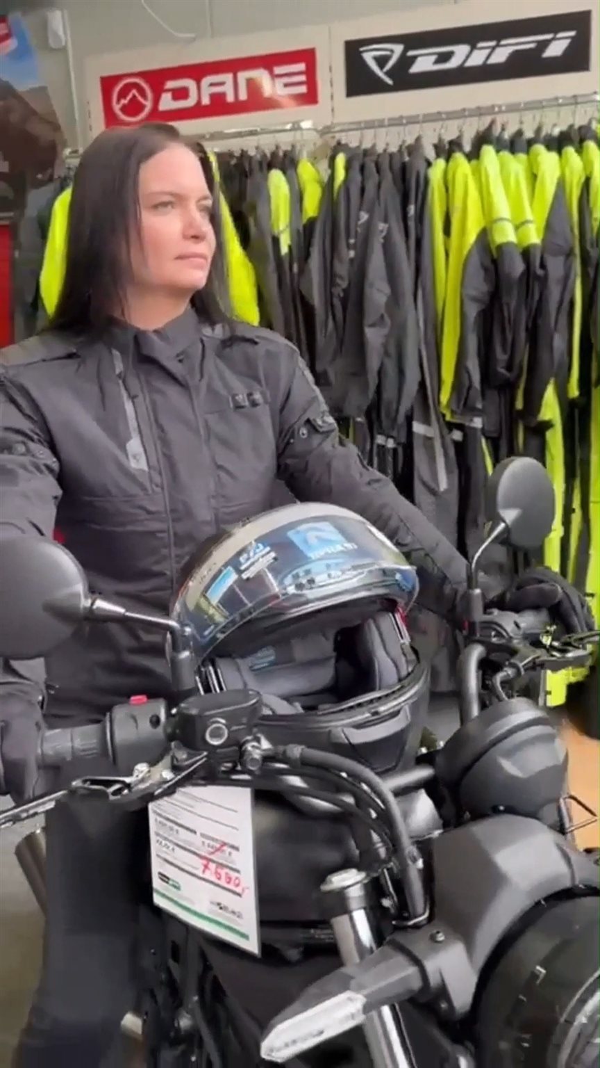 Vorschaubild für Post - Du hast deinen Motorrad-Führerschein (fast) in der
Tasche? Dann wird’s Zeit für die richtige Ausrüstung!
💥 Mit dem exklusiven Gutschein deiner Fahrschule
sicherst du dir 15 % Rabatt auf hochwertige
Motorradbekleidung!

🧥 Ob Jacke, Hose, Helm oder Handschuhe – wir
statten dich rundum sicher & stylisch aus.

📍 Einfach Gutschein vorzeigen – sparen &
durchstarten!

👉 Jetzt vorbeikommen, anprobieren & profitieren!
📅 Nur für kurze Zeit gültig – solange der Vorrat reicht!

#Motorrad #BikerLife #Motorradbekleidung #Fahrschule
#Rabattaktion #Motorradfahren #BikerGear
#sicherunterwegs #meppen #instabike #rentbike
#testride #rentabike #bikedaily #biker #berentelg
#bikerzentrumberentelg #bikelove #onroad