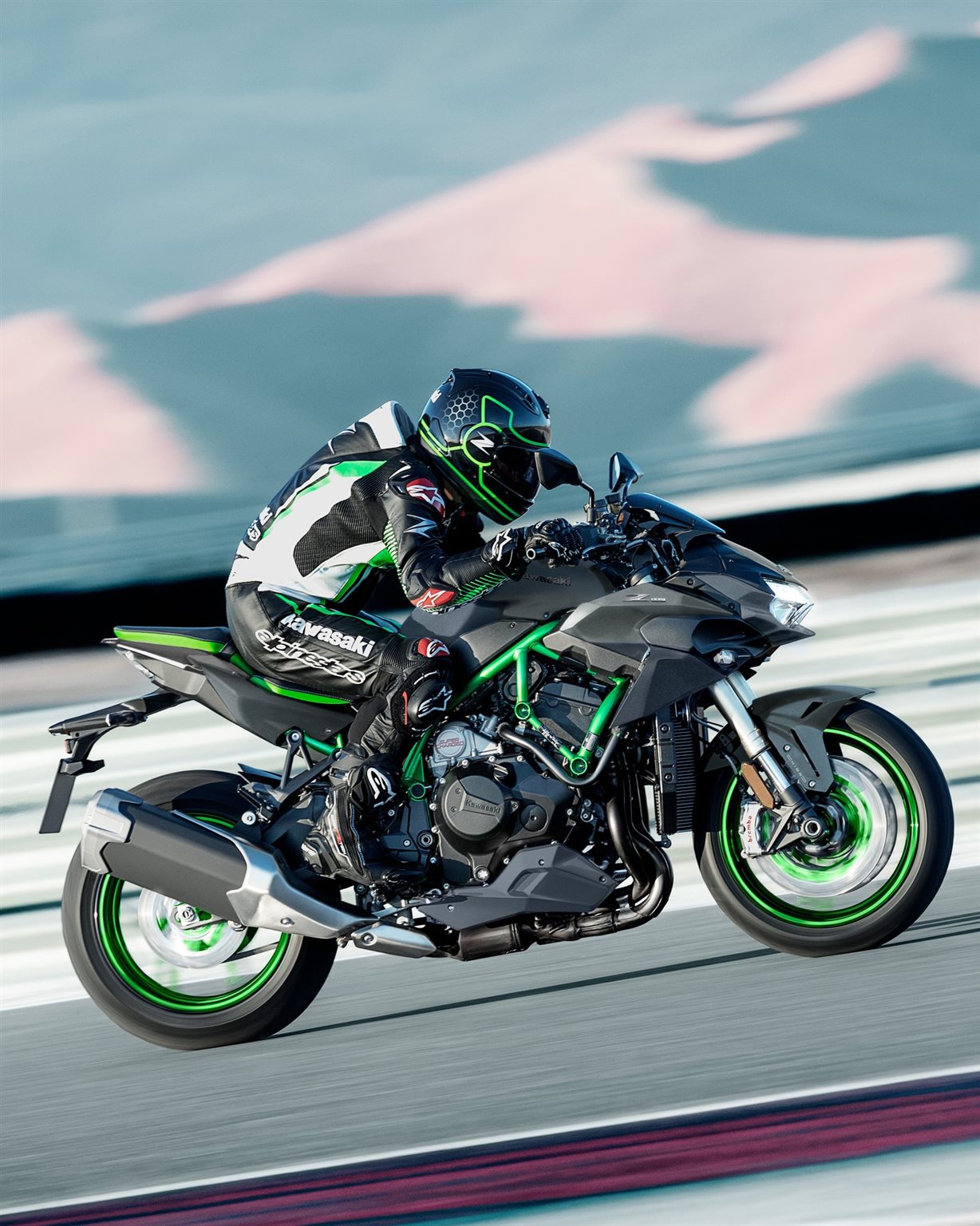 Vorschaubild für Post - Für das Modelljahr 2026 frischt Kawasaki seine ikonische Z-Baureihe mit neuen Farben auf: Ingesamt sechs Modelle – von der einsteigerfreundlichen Z500 SE bis zur leistungsstarken Z H2 SE – erhalten stylische neue Lackierungen. 🌈 Finde deinen Style und starte perfekt in die neue Saison! 🏍️

#Kawasaki #LettheGoodTimesRoll #KawasakiDeutschland #Supernaked #Supercharged