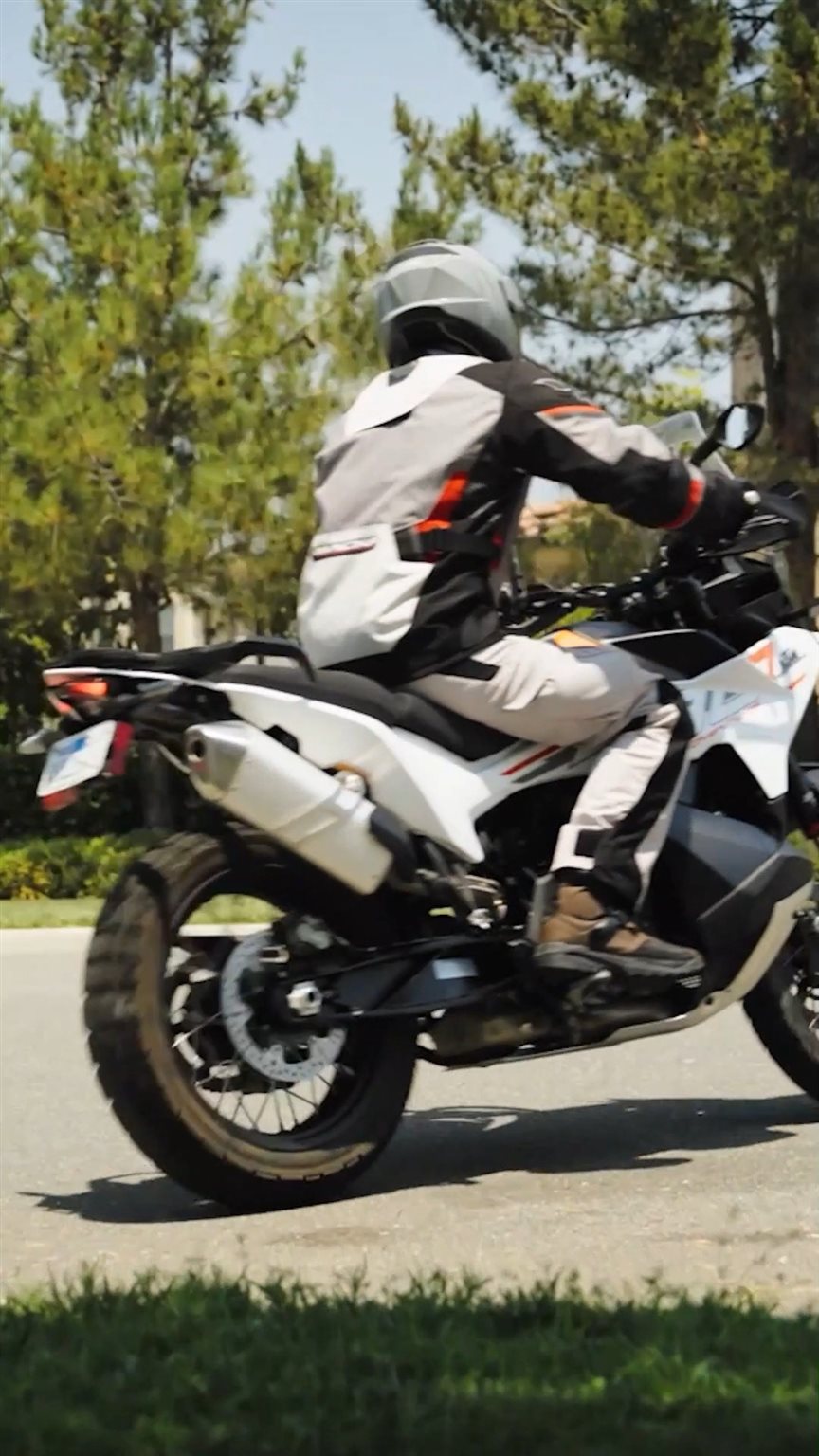 Vorschaubild für Post - 🔄 Alltag trifft Abenteuer: Der HJC i80 – Dein Begleiter für jede Tour! 🏍️🌍
Der sportlich-kompakte Klapphelm, der Sicherheit und Funktionalität vereint:

✅ Integrierte Sonnenblende – blitzschnell per Schieber bedienbar
✅ Großes Sichtfeld & klare Sicht dank vorbereitetem Pinlock-Visier
✅ Leicht, leise & bequem – ideal für Pendler und Tourenfahrer
✅ Vorbereitet für Bluetooth-Kommunikation
✅ Top Preis-Leistungs-Verhältnis 💥

Ob täglicher Weg zur Arbeit oder Wochenendtour ins Grüne – mit dem i80 bist du sicher und stylisch unterwegs!

🎯 Jetzt beim Bikerzentrum Berentelg – Motorradbedarf auf über 750 qm!
📍 [Meppener Str. 22 / 49716 Meppen]

#hjc #hjci80 #klapphelm #motorradhelm #bikelife #touringhelmet #komforttrifftstil #ridehjc #motorradtour #pendlerstyle #instabike #meppen #rentbike #testride #rentabike #bikedaily #berentelg #bikerzentrumberentelg #biker #bikelove #onroad