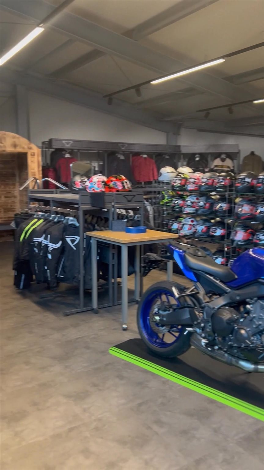 Vorschaubild für Post - 🔙 Throwback – Unser Umbau
🏍️✨

Früher war hier nur Asphalt – heute findest du auf
derselben Fläche eine der größten
Motorradbekleidungs-Ausstellungen der Region und
unsere brandneue Werkstatt!

💪 Wochen voller Umbau, Staub und Schrauberei
haben sich gelohnt:
🧥 Jacken
👖 Hosen
🪖 Helme
🧤 Handschuhe
🥾 Stiefel

➡️ Alles jetzt übersichtlich, modern und in riesiger
Auswahl – direkt für dich zum Anprobieren und
Mitnehmen.

📍 Bikerzentrum Berentelg – Meppener Str. 22, 49716
Meppen
🕒 Mo–Fr: 9–18 Uhr | Sa: 9–13 Uhr

#Throwback #BikerzentrumBerentelg
#Motorradbekleidung #750qmBikerpower #Umbau
#Meppen #bikerstyle #rentbike #testride #rentabike
#bikedaily #berentelg #biker #bikelove #onroad
#starkegebrauchte #instabike