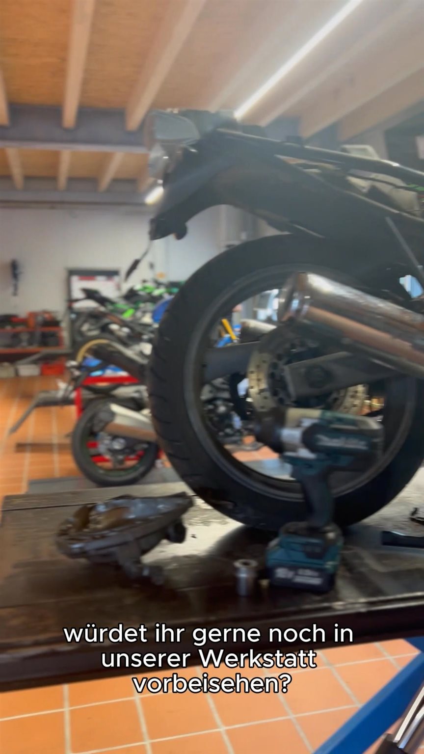 Vorschaubild für Post - 🚀 Ihr habt entschieden – und das Ergebnis ist mehr als eindeutig! 🏍️🔥
Doch wir wollen noch mehr von euch wissen: Welche Motorrad-Marken liegen euch besonders am Herzen?
Mit welchem Bike würdet ihr am liebsten mal in unserer Werkstatt vorbeischauen?

👉 Schreibt es uns jetzt in die Kommentare und lasst uns wissen, welche Maschinen euch begeistern! 💬✨

#Motorradliebe #Werkstattliebe #BikerCommunity #MotorradMarken #meppen #berentelg #bikerzentrumberentelg #biker #bikelove #onroad #bikedaily #instabike