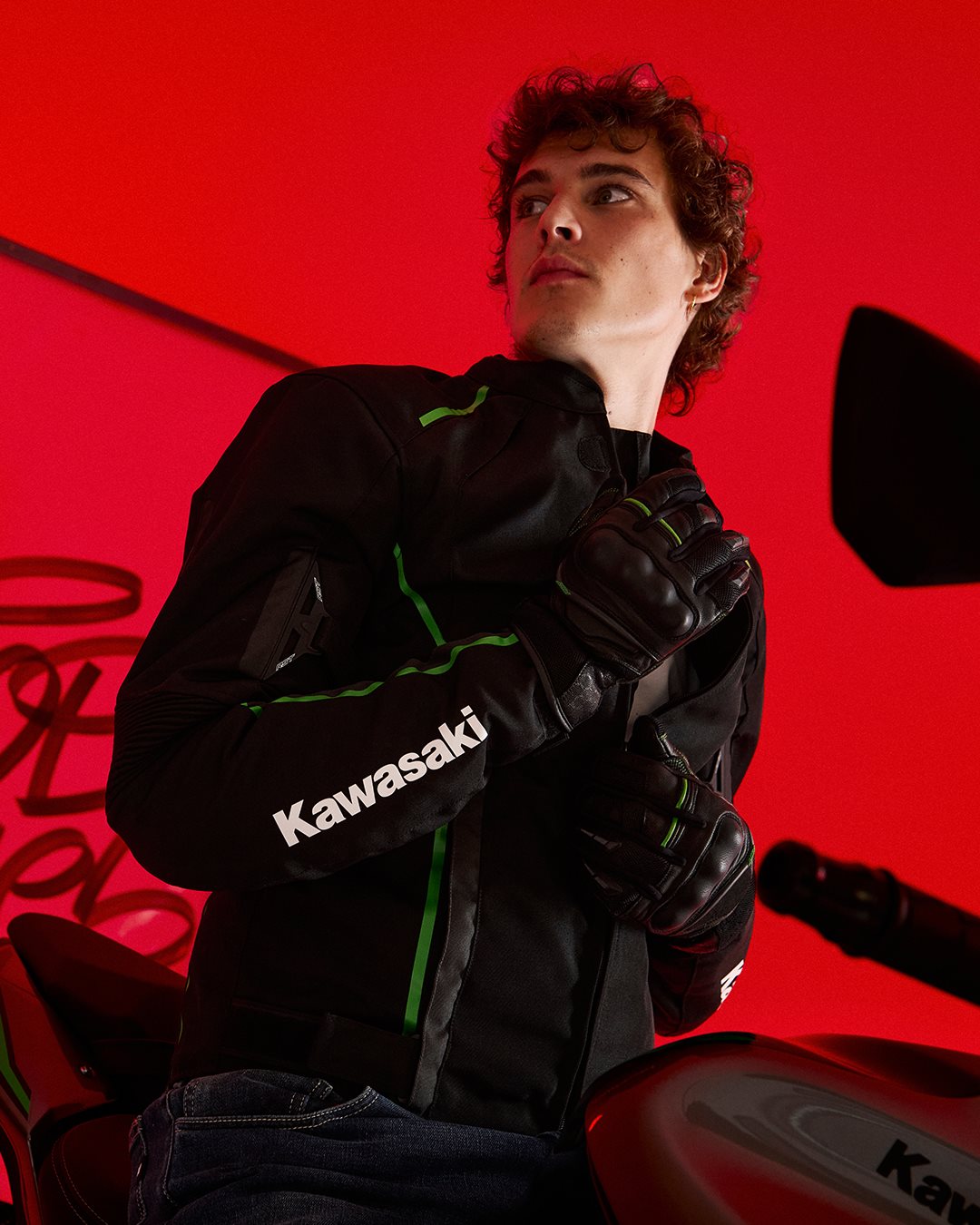Vorschaubild für Post - Von der Straße bis zum Stadtleben – unsere Urban Rider Gear ist bereit für alle Abenteuer, bei Tag und Nacht 🌙.
Die TRIER II Textiljacke ist jetzt bei uns bestellbar!

#Kawasaki #LettheGoodTimesRoll #KawasakiDeutschland #Clothing #Merchandise