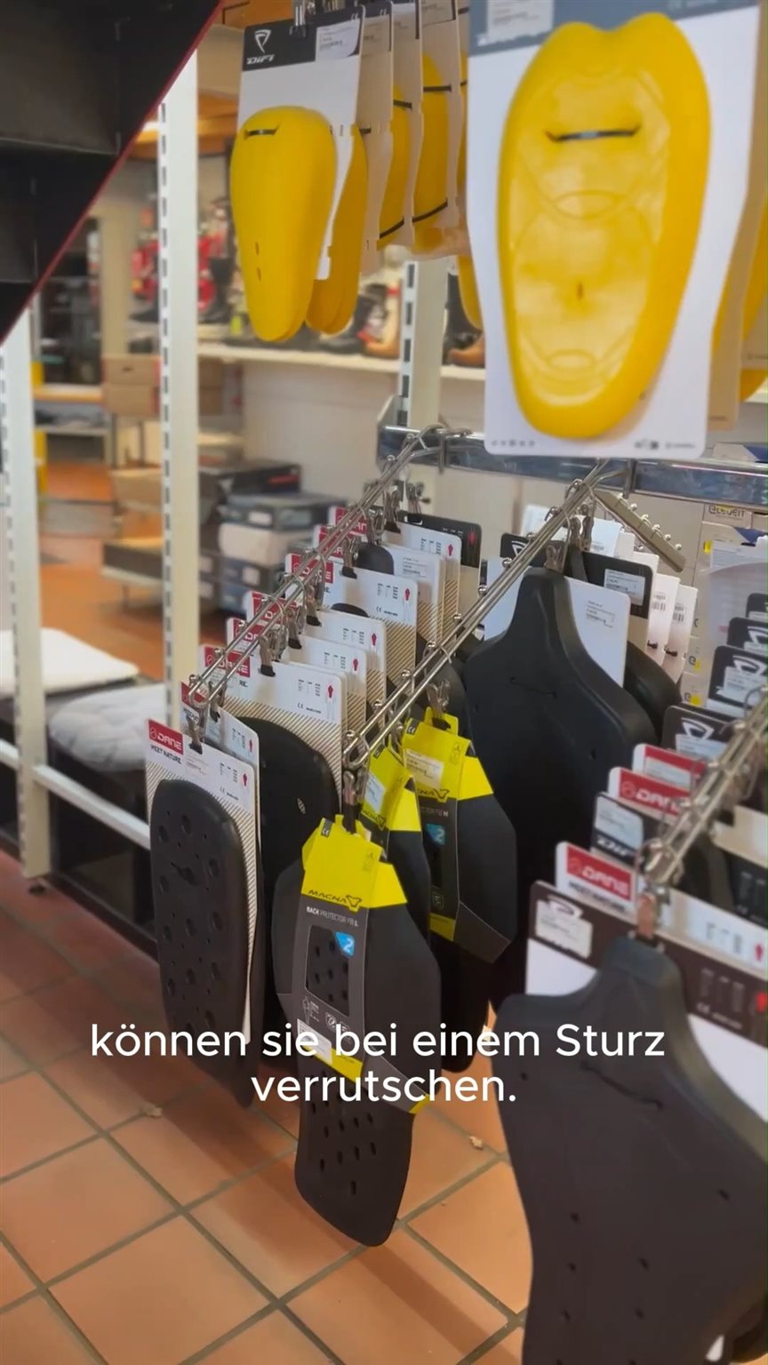 Vorschaubild für Post - 🚴‍♂️ Tipp des Tages 🛡️
Protektoren können nur dann ihre volle Schutzwirkung entfalten, wenn sie eng am Körper anliegen.
👉 Sitzen sie zu locker, verrutschen sie im Ernstfall – und genau das wollen wir vermeiden!

✔️ Achte darauf, dass deine Protektoren fest sitzen, aber trotzdem bequem bleiben.
So bist du bestens geschützt, ohne auf Komfort zu verzichten. 💪

#SicherheitGehtVor #RideSafe #Protektoren #tippdestages #meppen #berentelg #bikerzentrumberentelg #biker #bikelove #onroad #bikedaily #instabike