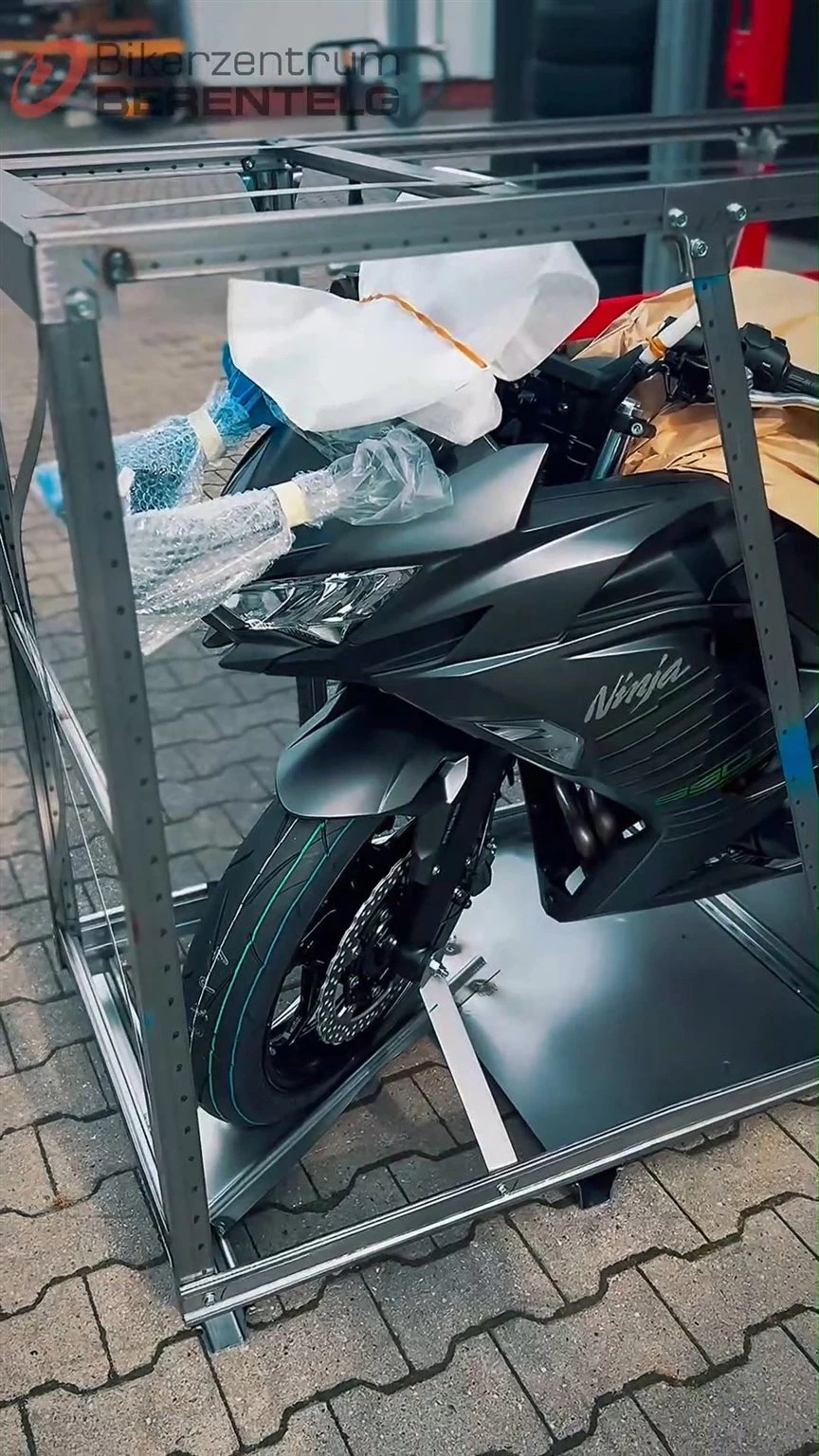Vorschaubild für Post - Die neue Ninja 650 2026 ist da und das gleich im Doppelpack 🤩

Gänzlich Zwillinge sind sie nicht, die Farbe variiert dezent, aber beide sind frisch ausgepackt und freuen sich auf die Straße 🏍🏍

Wer möchte auch eine? 👀

#ninja650 #kawasaki #berentelg #bikerzentrumberentelg #onroad #bikelove #biker #bikedaily #testride #rentbike #meppen #instabike #unboxing