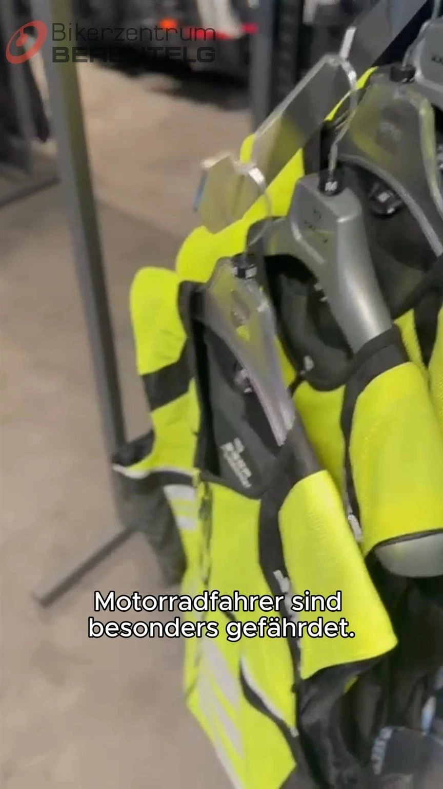 Vorschaubild für Post - 🌙 Früher dunkel = mehr Gefahr!

🏍️ Motorradfahrer aufgepasst: Mit einer Warnweste bist du auch in der Dämmerung und im Dunkeln sichtbar & sicher.

💡 Reflektoren retten Leben – verpasse nicht die Chance, sicher unterwegs zu sein!

#MotorradSicherheit #Warnweste #HerbstTipps #Sichtbarkeit #berentelg #bikerzentrumberentelg #onroad #bikelove #meppen #bikedaily #biker #instabike