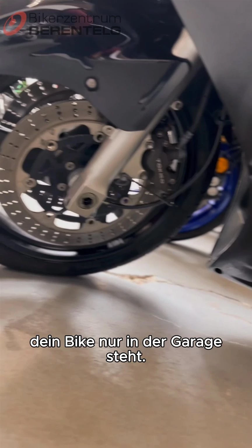 Vorschaubild für Post - „Reifen altern nur, wenn man fährt.“ ❌ Falsch!

Reifen altern auch dann, wenn das Motorrad nur steht. Gründe dafür sind:

🌤 UV-Strahlung & Ozon: Sonnenlicht und Luftverschmutzung lassen die Gummimischung härter und spröde werden.

❄️🔥Temperaturwechsel: Ständiges Aufheizen und Abkühlen wirkt sich auf die Gummistruktur aus.

💨Luftdurchlässigkeit: Auch ohne Bewegung verliert der Reifen mit der Zeit Luft, was zu ungünstiger Belastung führen kann.

Lagerung: Wenn Reifen falsch gelagert werden (z. B. feucht, heiß, direkter Sonneneinstrahlung ausgesetzt), beschleunigt das den Alterungsprozess.

👉 Darum gilt: Selbst unbenutzte Reifen sollten kritisch geprüft oder gewechselt werden – auch wenn sie noch genug Profil haben.

#BikerMythos #Reifenwissen #BikeSafety #Motorrad #berentelg #bikerzentrumberentelg #meppen #saferoad #bikerlife #bikedaily #biker #bikelove #onroad #bikergram #instabike