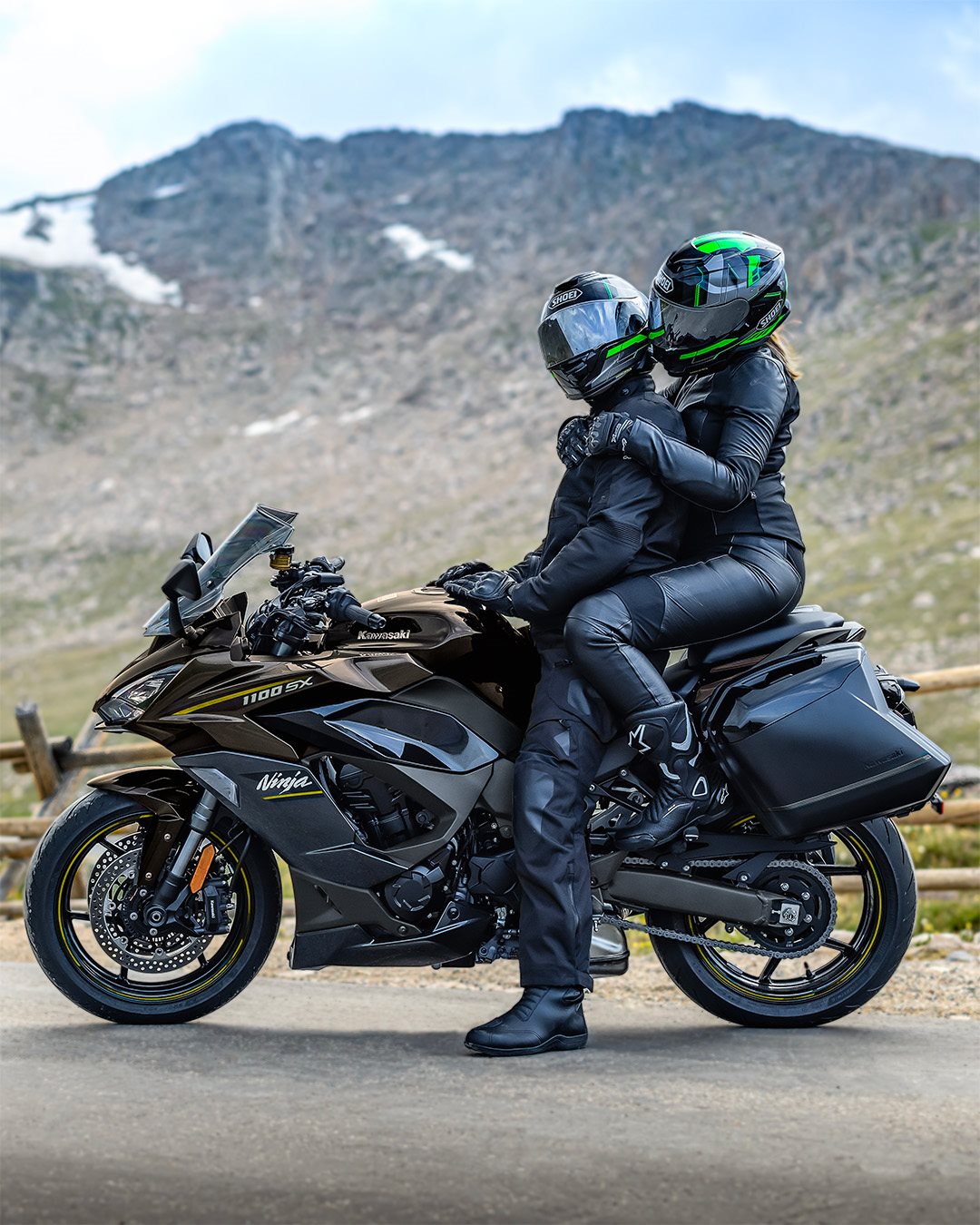 Vorschaubild für Post - Wen würdest du mit auf die Reise nehmen? 🏍️⛰️

Die Ninja 1100SX macht auf jeden Fall auch mit Sozius eine gute Figur. ☺️ 

#Kawasaki #LettheGoodTimesRoll #KawasakiDeutschland #Ninja1100SX #Sporttourer #motorradtour #ridetogether