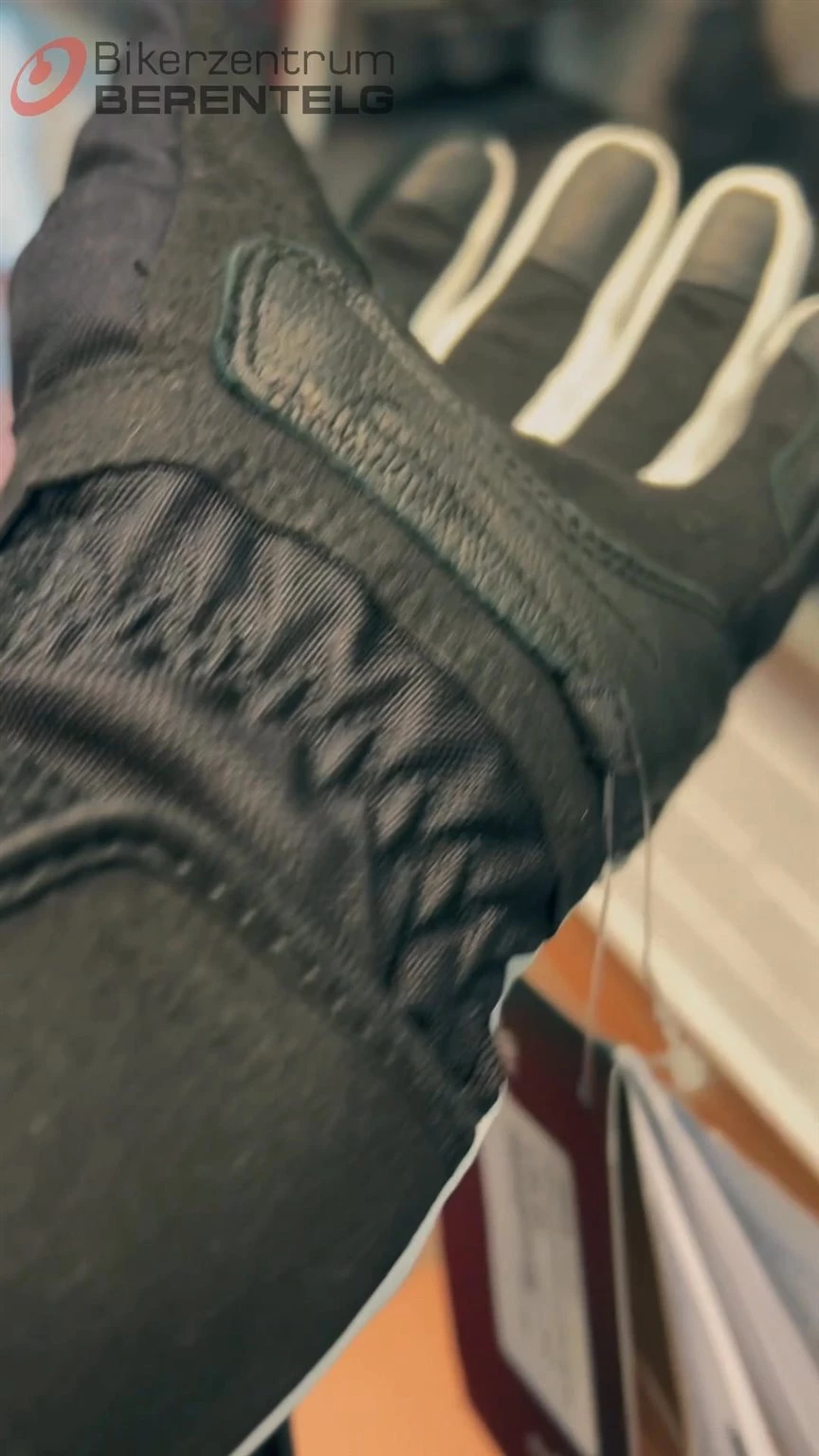 Vorschaubild für Post - 🖤 DIFI LIZZY AEROTEX® Motorradhandschuhe Damen – für Komfort, Schutz & Style! 🏍️

Speziell für Frauenhände entwickelt – winddicht, wasserdicht und atmungsaktiv dank AEROTEX®-Membran.
Mit der mcFit-Technologie hast du mehr Griffgefühl und volle Kontrolle am Lenker.
Flexibler Knöchelschutz, Ziegenanilinleder-Verstärkungen und eine Clarino™ Nash Innenhand sorgen für Top-Schutz und Langlebigkeit.
Dazu Reflexelemente, Komfortstretch, Visierwischer und verstellbare Stulpe – alles, was du auf Tour brauchst.

👉 DIFI Lizzy – gemacht für Bikerinnen, die keine Kompromisse eingehen.

#DIFI #DIFILizzy #BikerGirls #Motorradhandschuhe #AEROTEX #RideSafe #BikerStyle #MotorradLiebe #berentelg #bikerzentrumberentelg #meppen #biker #onroad #750qmbikerparadies #saferoad #bikergram #bikergirl #instabike