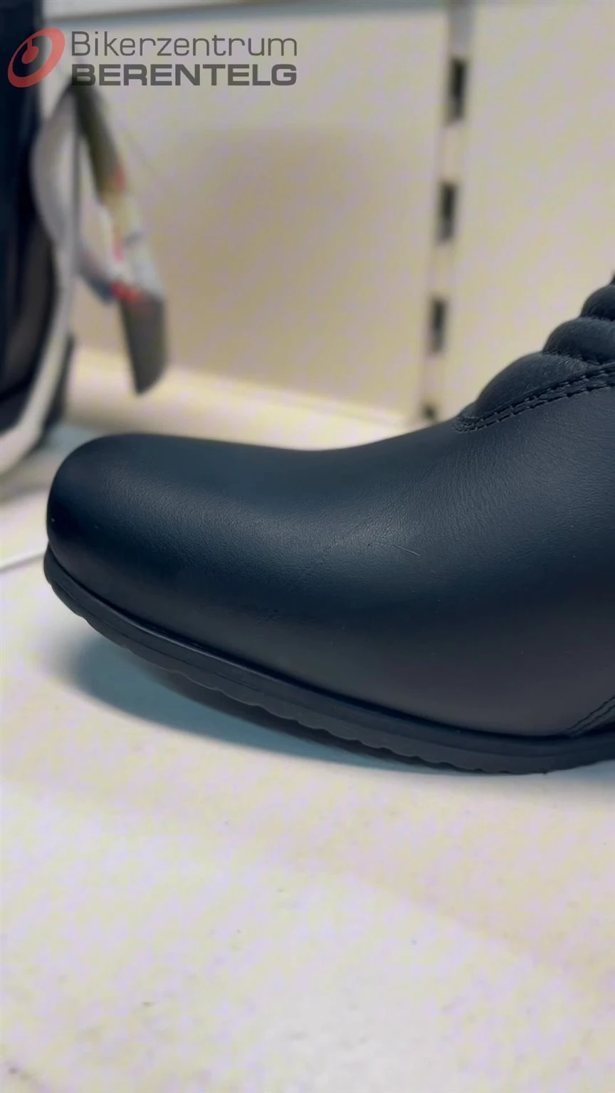 Vorschaubild für Post - 👢 Forma Ruby – Stil trifft Schutz!
Vollnarbiges Leder, wasserdicht & atmungsaktiv dank Drytex-Membran 💧
Bequem, sicher und elegant – mit Knöchelprotektoren, Memory-Schaum & Air Pump Fußbett.
Für Bikerinnen, die wissen, was sie wollen. 💪🏍️

#FormaRuby #Bikerin #MotorradStyle #BikerLife #MotorradOutfit #Emsland #Meppen #berentelg #bikerzentrumberentelg #bikergram #instabike