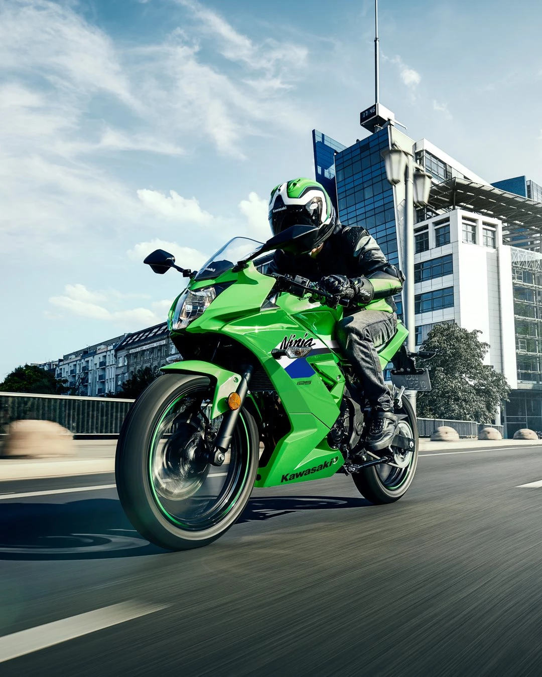 Vorschaubild für Post - Kompakte Sportlichkeit in neuem Gewand! 😎 Entdecke die neue Ninja 125 – jetzt mit frischen Farboptionen wie Lime Green und Metallic Graphite Gray. 
Mit 15 PS 💪, bewährter Ninja-DNA 🏁🧬 und einer komfortablen Sitzhöhe von 785 mm ist sie der perfekte Begleiter für alle, die sportliches Fahren lieben. Besuche uns im Showroom und entdecke die Ninja 125 – dein Einstieg in die Welt der Supersportler! 🚀
#Kawasaki #LettheGoodTimesRoll #KawasakiDeutschland #Ninja125 #Supersportler