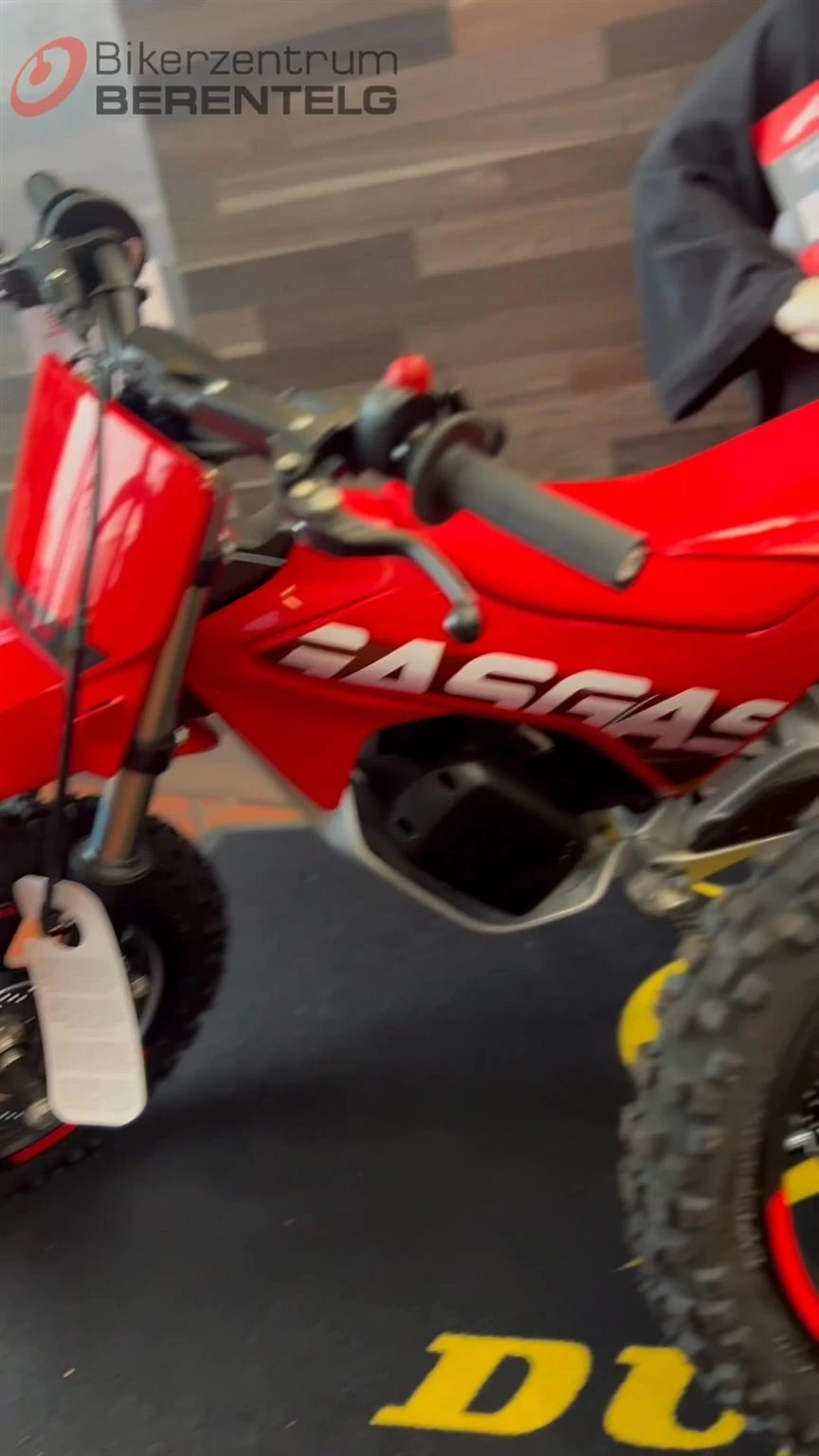 Vorschaubild für Post - 🏍️ Unsere Bikegalerie – für Klein & Groß!

Heute zeigen wir euch zwei echte Highlights aus unserer Ausstellung:
Die GasGas MCE-2 – der perfekte einstieg für Nachwuchsfahrer ⚡
und den Yamaha Kodiak 700 – stark, robust und bereit für jedes Gelände 💪

Ob erste Fahrversuche oder große Abenteuer – bei uns findet jeder das passende Gefährt! 😎

➡️ Jetzt im Bikerzentrum Berentelg entdecken!

#BikerzentrumBerentelg #GasGas #Yamaha #MCE2 #Kodiak700 #Bikegalerie #Motorradliebe #ATV #Kinderbike #Bikerlife #Emsland #meppen #bikergram #instabike