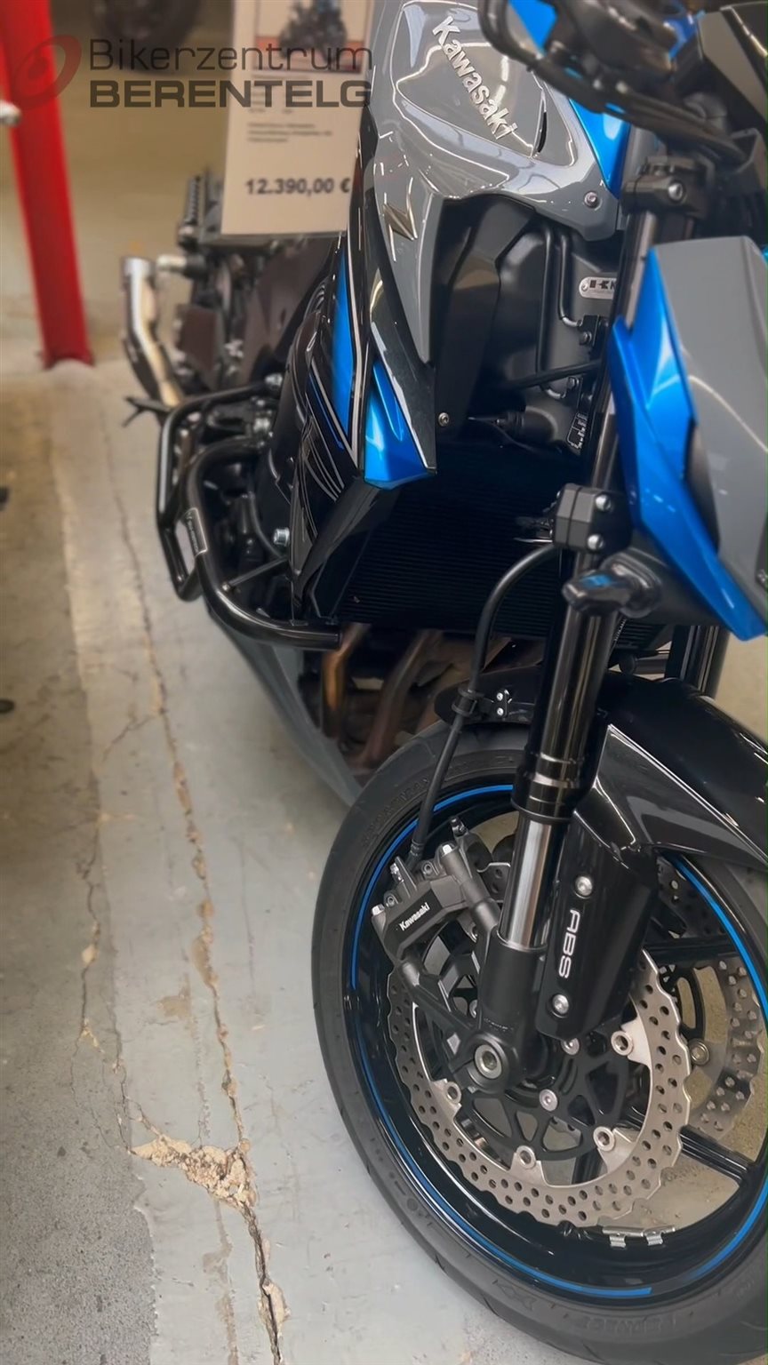 Vorschaubild für Post - 💚 Bikegalerie: Power trifft Legende! 🏍️🔥

Heute in unserer Galerie: zwei echte Ikonen aus dem Hause Kawasaki – die ZZR1100D und die Z1000.
Beide stehen für puren Fahrspaß, markantes Design und kompromisslose Performance. 💪

Zwei Bikes, zwei Charaktere – aber eine gemeinsame DNA: Kawasaki Power. ⚡

#KawasakiZ1000 #KawasakiZZR1100 #Bikegalerie #BikerLife #MotorradLiebe #bikerzentrumberentelg #Emsland #Meppen #KawasakiPower #bikergram #instabike