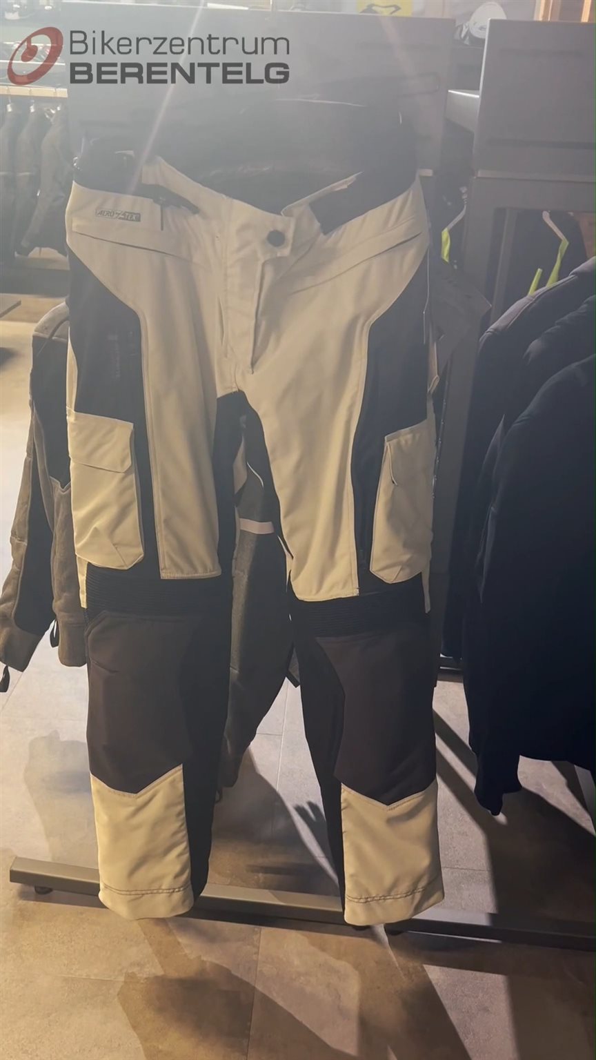 Vorschaubild für Post - DIFI Sierra Nevada 3 Aerotex – bereit für jede Tour! 🏍️🌦️
Diese wasserdichte, winddichte & atmungsaktive Textilhose begleitet dich das ganze Jahr.
Mit herausnehmbarem Thermofutter, Belüftungsreißverschlüssen und AEROTEX® Z-Liner passt sie sich jedem Wetter perfekt an.

Sicherheit on top: höhenverstellbare Knieprotektoren, verstärkte Zonen & Reflexflächen.
Plus: vier Außentaschen für alles Wichtige unterwegs.

Ideal in Kombi mit der Sierra Nevada 3 Jacke. 🔥

#DIFI #SierraNevada3 #Motorradhose #TouringGear #AllWeatherRider #bikerzentrumberentelg #berentelg #meppen #750qmbikerparadies #motorradbekleidung #emsland