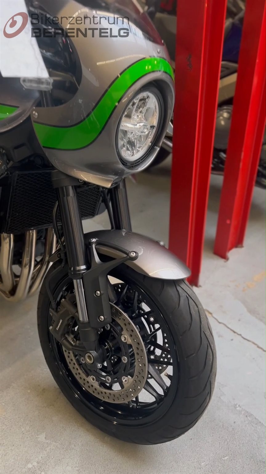 Vorschaubild für Post - Errate das Bike! 🔍🏍️
Heute habe ich für euch ein modernes Bike mit Retro-Cafe Racer Vibes.
Klassische Linien, aber ein kräftiger Reihenvierzylinder mit knapp 950 ccm sorgt für Druck.
Erstzulassung: 04/2020
Sportliche Sitzposition, grüne Lackierung oft sehr beliebt 😉
Sound? Schön kernig. 🔥

Na, wer weiß welches Bike das ist? 👇🤔

#motorrad #erratedasbike #cafestyle #retrobutmodern #bikelover #bikerzentrumberentelg #berentelg #meppen #bikergram #emsland #instabike