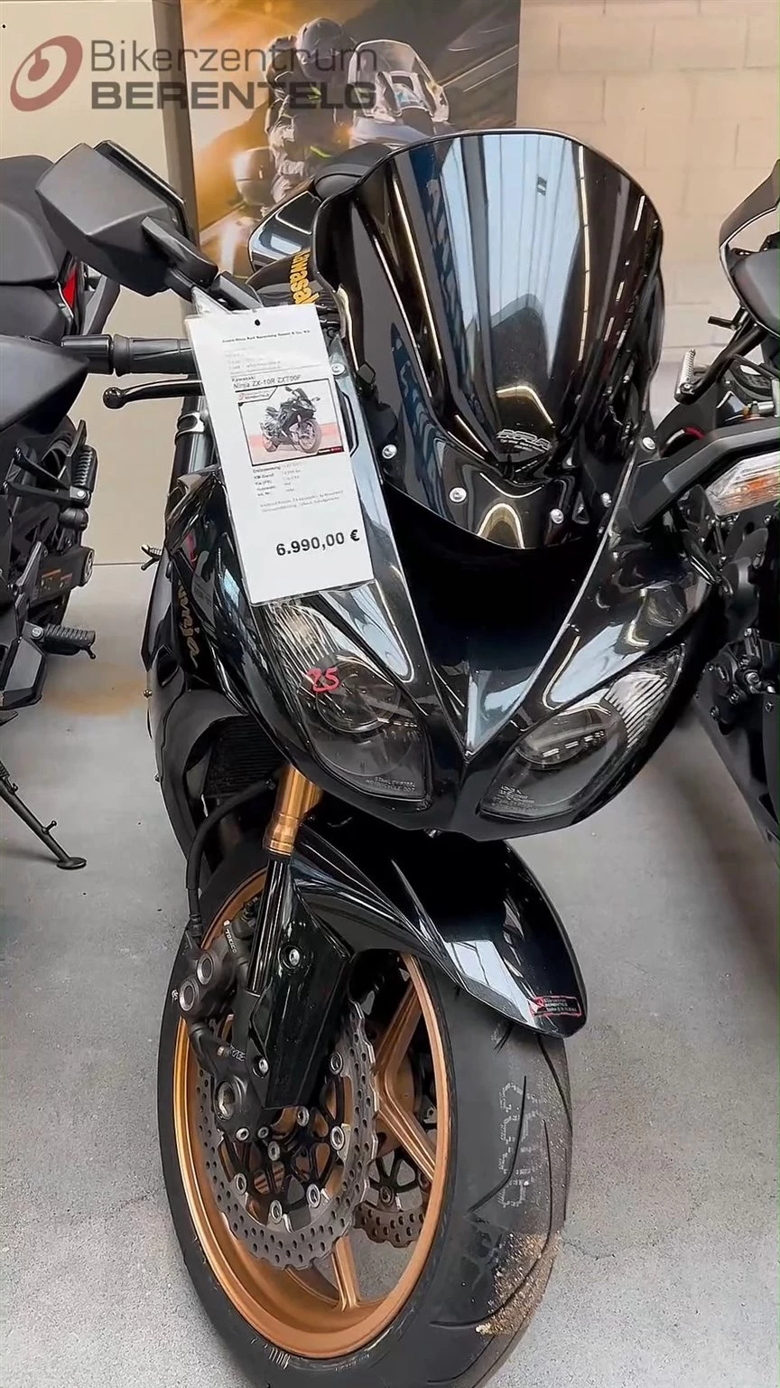 Vorschaubild für Post - 💥 Unsere starke Gebrauchte: Kawasaki Ninja ZX-10R 🏍️
Performance pur – für alle, die richtig Druck wollen!

Daten auf einen Blick:
🔸 KM-Stand: 54.000 km
🔸 Leistung: 138 kW (188 PS)
🔸 Hubraum: 998 ccm
🔸 Erstzulassung: 07/2011

Diese ZX-10R liefert nach wie vor kompromisslose Power und ein echtes Superbikes-Feeling. Perfekt für alle, die eine starke Gebrauchte mit Charakter suchen. 💨🔥

Interesse? Kommt vorbei und schaut sie euch live an!

#kawasaki #zx10r #gebrauchtmotorrad #superbike #bikerlife #bikerzentrumberentelg