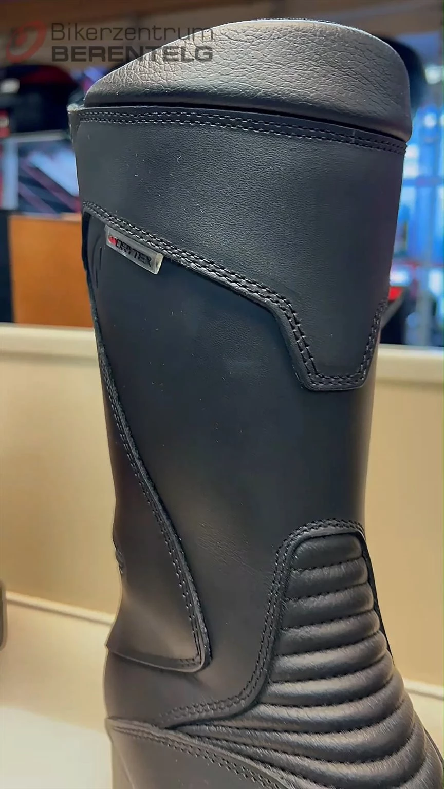 Vorschaubild für Post - 🥾 DANE Esby HDry – wasserdichte Motorradstiefel der Premiumklasse 🏍️💦

Die ESBY Stiefel kombinieren Top-Komfort mit echter High-End-Wasserdichtigkeit. Dank zwei Reißverschlüssen gelingt der Einstieg superleicht – und das Highlight ist die HDry® Technologie:
Die Membran wird direkt an das Außenmaterial laminiert und verhindert so jeden möglichen Wassereintrittspunkt. Keine Blasen, keine Feuchtigkeit, kein Kompromiss.

Features im Überblick:
✔️ HDry® – absolut wasserdicht & atmungsaktiv
✔️ 3M™ Scotchlite™ Reflexfläche an der Ferse
✔️ Herausnehmbare, anatomische Innensohle
✔️ Flexzonen für mehr Komfort
✔️ Öl- & benzinresistente Sohle
✔️ Schalthebelverstärkung
✔️ Knöchelschutz mit Foameinlage & Hartschale

Diese Stiefel sind echte Schutzschuhe für Motorradfahrer, gebaut für Alltag, Tour & jedes Wetter.

👉 Perfekt für alle, die trockene Füße und maximale Sicherheit wollen.

#dane #motorradstiefel #hdry #bikerzentrumberentelg #motorradbekleidung #bikerlife #wasserdicht #motorradfahrer