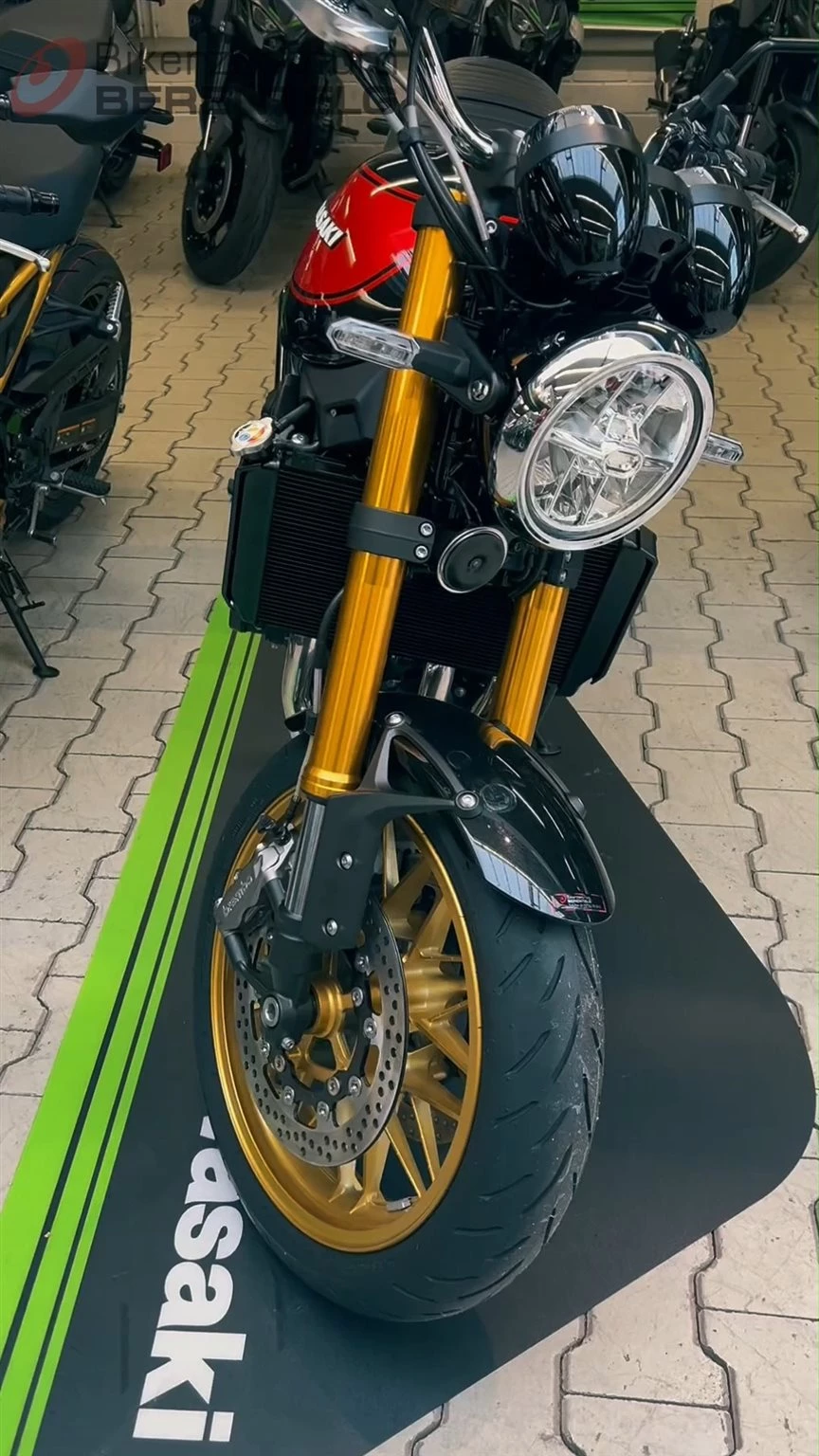 Vorschaubild für Post - Kawasaki Z900RS – Klassik trifft Hightech 🏍️✨

Inspiriert von der legendären Z1 vereint die Z900RS zeitloses Design mit moderner Technik – vom komfortablen Vintage-Sitz über analoge Rundinstrumente bis hin zum charakterstarken Megaphon-Endschalldämpfer.

Unter der klassischen Optik steckt neueste Technik wie elektronischer Tempomat, Smartphone-Konnektivität sowie ein IMU-gestütztes Assistenzpaket mit KCMF und Quick Shifter. Der Motor überzeugt mit sanftem Antritt unten und kraftvoller Performance im oberen Drehzahlbereich.

Highlight: Wir haben das Modelljahr 2026 bereits bei uns vor Ort.
Klassischer Look, modernes Fahrerlebnis – jetzt live erleben.

#kawasaki #Z900RS #bikerzentrumberentelg #bikelove #onroad #biker #bikedaily #meppen #motorrad #bikergram