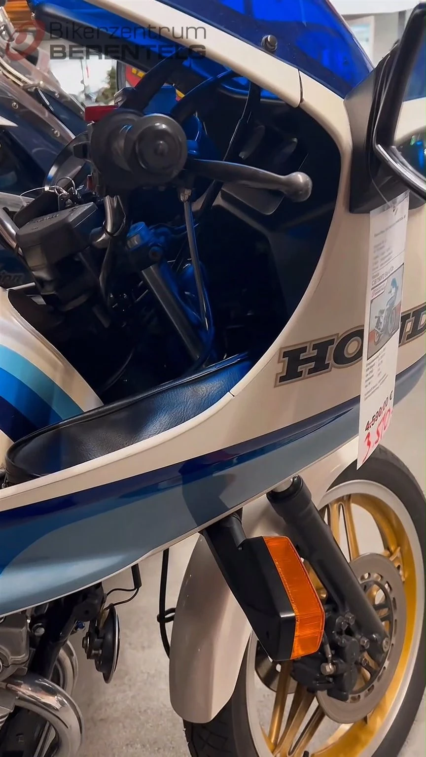 Vorschaubild für Post - 🔥 Starke Gebrauchte: Honda CB 750 Bol d’Or 🔥
Ein echter Klassiker aus den 80ern – kraftvoll, zuverlässig und mit legendärem Bol-d’Or-Charme!

📌 Daten im Überblick:
• Kilometerstand: 47.290 km
• Leistung: 58 kW (79 PS)
• Hubraum: 743 ccm
• Erstzulassung: 11/1981

Dieser Klassiker überzeugt mit zeitlosem Design & ehrlicher Mechanik – perfekt für Fans von Retro, Charakter & echter Motorradgeschichte.

👉 Interesse? Dann schau bei uns vorbei!

#honda #cb750 #boldor #gebrauchtmotorrad #motorradklassiker #bikerzentrumberentelg #bikerlife