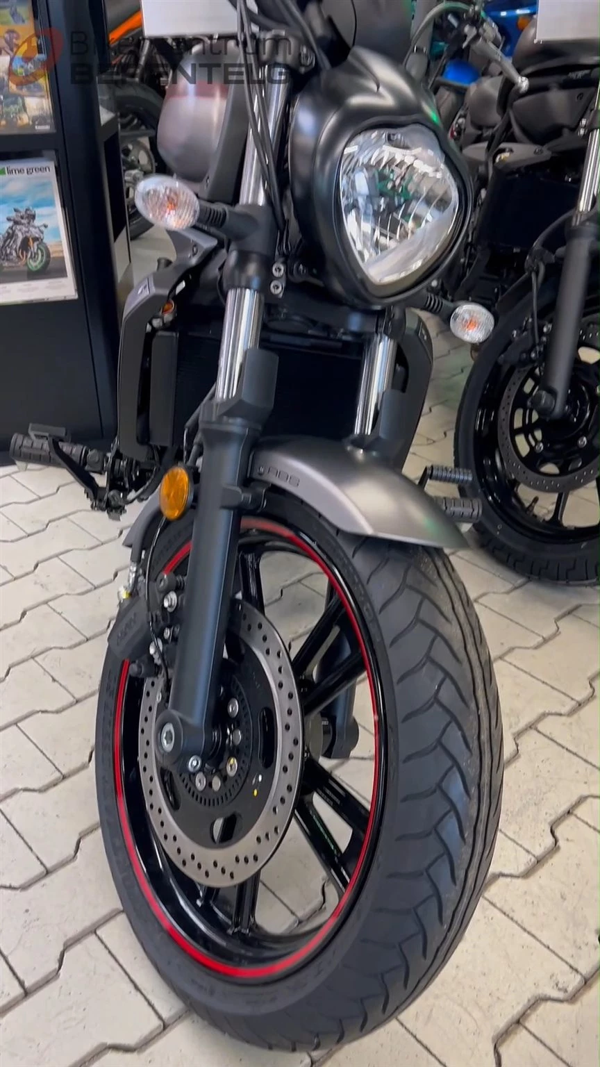 Vorschaubild für Post - ❓ Errate das Bike!
Ein brandneues Bike mit 649 ccm, moderner Technik und ganz eigenem Style.
Und nein – das hier ist nicht einfach nur ein Cruiser. 👀🔥

Elegant, kraftvoll, individuell anpassbar …
Na, welcher Motorrad-Typ steckt dahinter? 😏🏍️

👉 Schreib’s in die Kommentare!

#erratedasbike #guessbike #bikerzentrumberentelg #motorrad #cruiserlife #bikercommunity