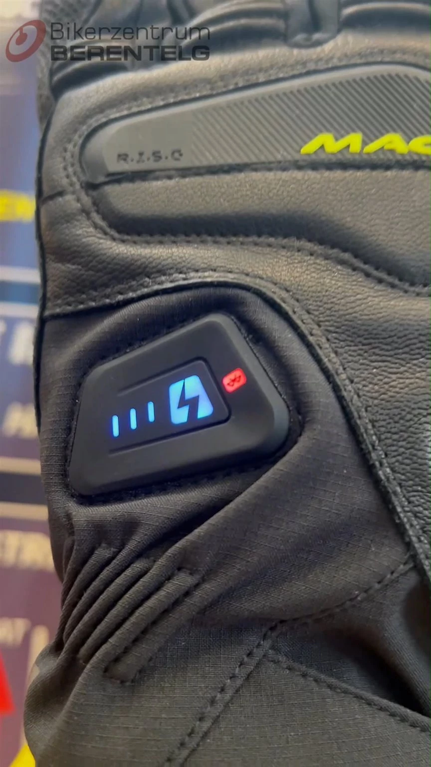 Vorschaubild für Post - 🔥 MACNA Azra RTX – Wärme, Schutz & smarte Technik ❄️🧤

Der Azra RTX ist ein wasserdichter und elektrisch beheizter Motorradhandschuh, entwickelt für Pendler und alle, die täglich bei Kälte unterwegs sind.

✔️ Raintex-Membran mit Water Exhaust™
✔️ Elektrische Heizung mit 4 Heizstufen
✔️ Dual Power Technology™: 7,4 V oder 12 V
✔️ RISC™ TPR Knöchelschutz, EVA-Polster an Fingern & Handfläche
✔️ Lederverstärkung an der Innenhand
✔️ Bluetooth®-fähig – Steuerung über die MACNA Heated App
✔️ Touch Tip & Screen Cleaner™ am Zeigefinger

Warm, sicher und voll vernetzt – der Azra RTX macht kalte Fahrten deutlich entspannter. 🏍️⚡

#MACNA #azrartx #bikerzentrumberentelg #750qmbikerparadies #saferoad #bikergirl #motorradbekleidung #motorrad #emsland #onroad #bikelove