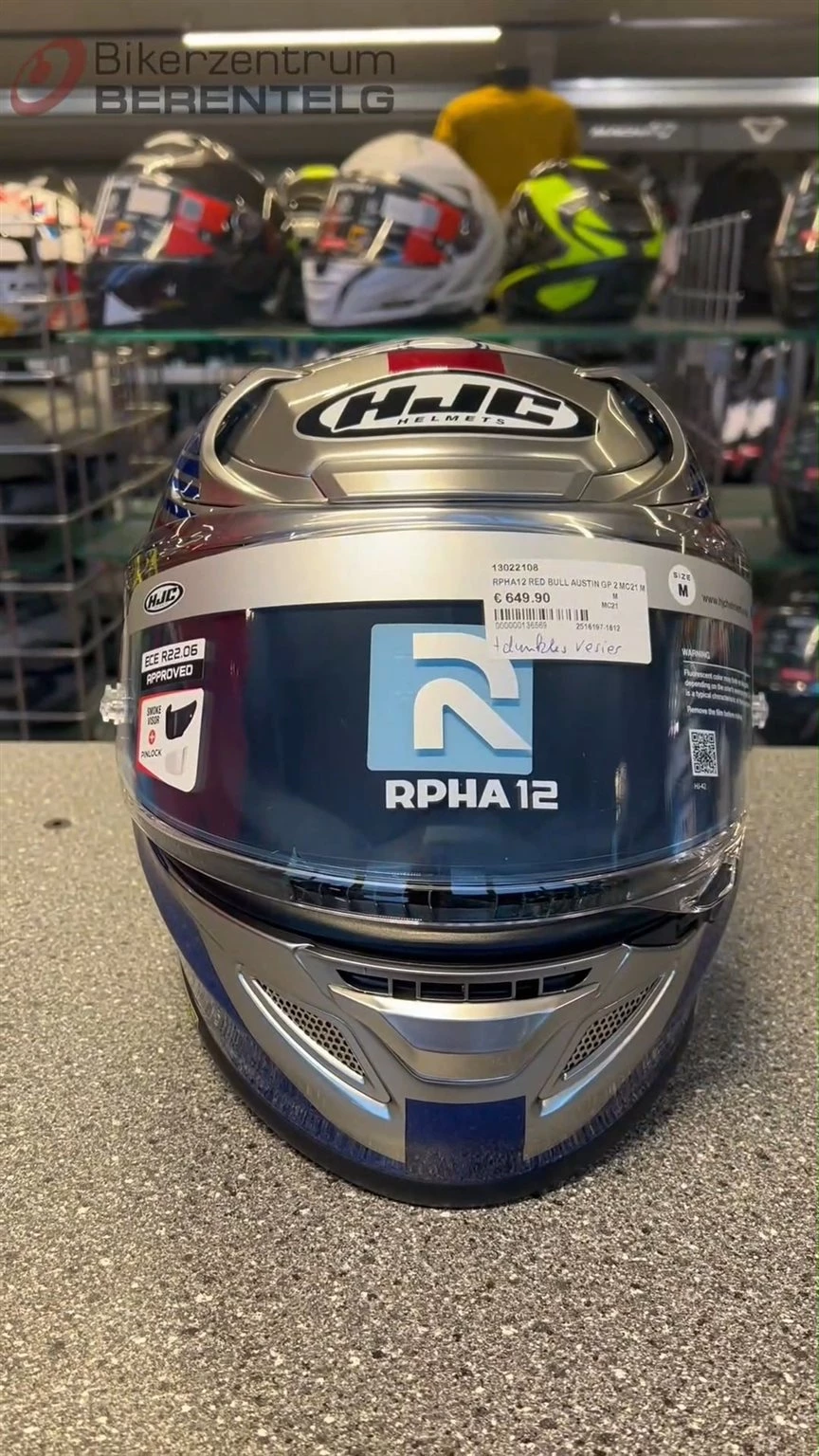Vorschaubild für Post - Leicht. Sicher. Leistungsstark. 🪖

Dank P.I.M. EVO Schale aus Carbon-Aramid-, Carbon- und Glasfasern bietet der RPHA 12 RED BULL AUSTIN GP II maximale Stoßfestigkeit bei geringem Gewicht. Das Pinlock-Ready Visier mit 99 % UV-Schutz, kratzfester Beschichtung und perfekter Abdichtung sorgt für klare Sicht – auch bei Höchstgeschwindigkeit.

Aerodynamisches Design, großes Sichtfeld, Notfall-Wangenpolster und ein antibakterielles, herausnehmbares Innenfutter garantieren Sicherheit und Komfort auf jedem Ride.

Serienmäßig inkl.: 2D Clear Visier, Dark Smoke Visier, Pinlock, Kinnschutz & Windabweiser.

#HJC #bikerzentrumberentelg #saferoad #meppen #bikelove #hjchelmet #RPHA12