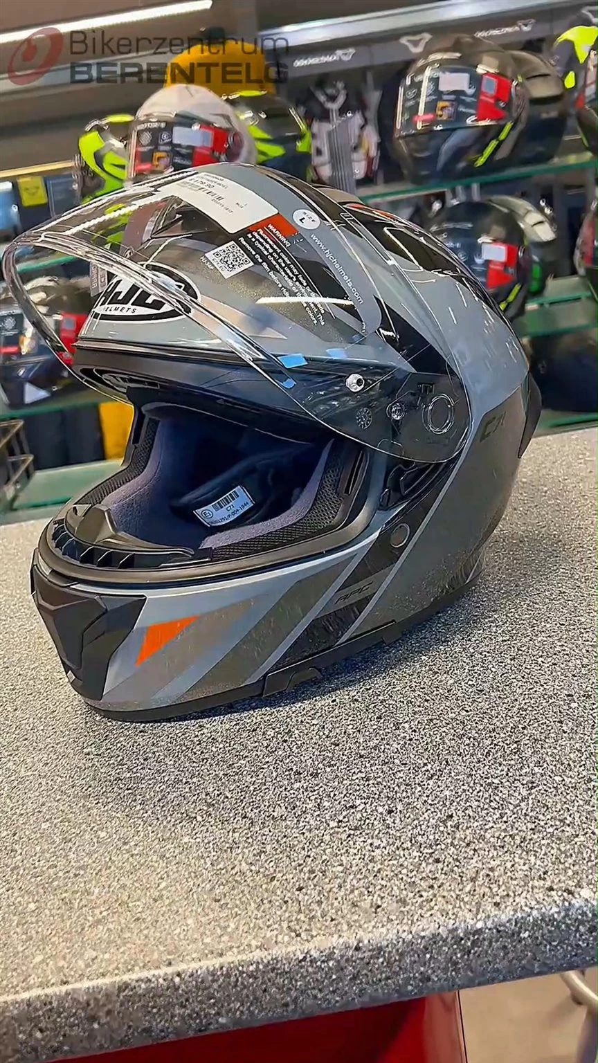 Vorschaubild für Post - Neu bei uns: der HJC C71 Faber Integralhelm 🏍️

Der C71 Faber steht für modernen Schutz, hohen Komfort und ein sportliches Design. Die fortschrittliche Polycarbonat-Verbundschale sorgt für geringes Gewicht, optimale Passform und angenehmes Tragegefühl.

Dank des ACS-Belüftungssystems wird Luft effektiv von vorne nach hinten geführt und leitet Wärme sowie Feuchtigkeit zuverlässig ab. Das Pinlock-Ready HJ-34P Visier mit 99 % UV-Schutz, Anti-Kratz-Beschichtung und installiertem Dark-Smoke-Visier rundet das Gesamtpaket ab.

Innen überzeugt der Helm mit feuchtigkeitsregulierender, schnell trocknender Polsterung, die komplett herausnehmbar und waschbar ist. Natürlich ist der C71 auch BT-kompatibel.

Ein moderner Integralhelm für Alltag, Tour und Sport – funktional, komfortabel und sicher.

#hjchelmets #hjc #bikerzentrumberentelg #biker #bikelove #onroad #750qmbikerparadies #saferoad #motorradbekleidung #motorrad