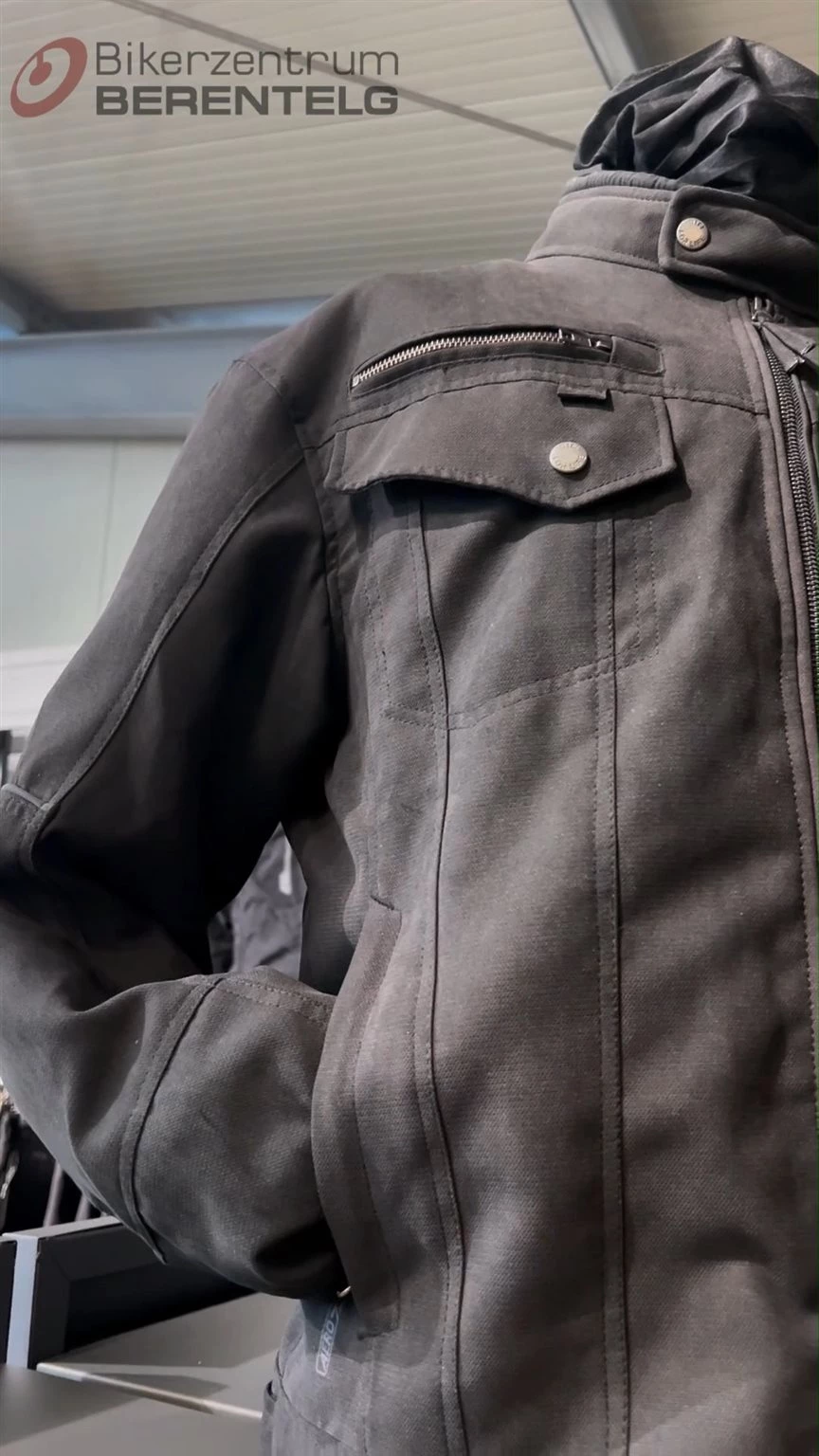 Vorschaubild für Post - Die DIFI TROOPER AEROTEX® URBAN – Urban Style trifft auf Schutz.

Die TROOPER Jacke kombiniert moderne Feldjacken-Optik mit hoher Funktionalität. Die AEROTEX® URBAN Membrane bietet zuverlässigen Nässeschutz, während das herausnehmbare Thermofutter und gezielte Belüftungsöffnungen für ein angenehmes Klima sorgen.

Dank elastischem Gewebe überzeugt die Jacke mit extra Stretch-Komfort und individueller Passform. Serienmäßige Protektoren an Schultern und Ellbogen, eine Tasche für nachrüstbare SAS-TEC Rückenprotektoren sowie reflektierende Elemente erhöhen die Sicherheit.

Praktische Details wie zahlreiche Taschen, Jeans-Befestigungsschlaufe und kurzer Verbindungsreißverschluss machen die TROOPER zum idealen Begleiter im urbanen Alltag.

Zertifiziert nach EN 17092-4:2020, Klasse A.

#DIFI #motorradbekleidung #bikerzentrumberentelg #saferoad #onroad #bikelove