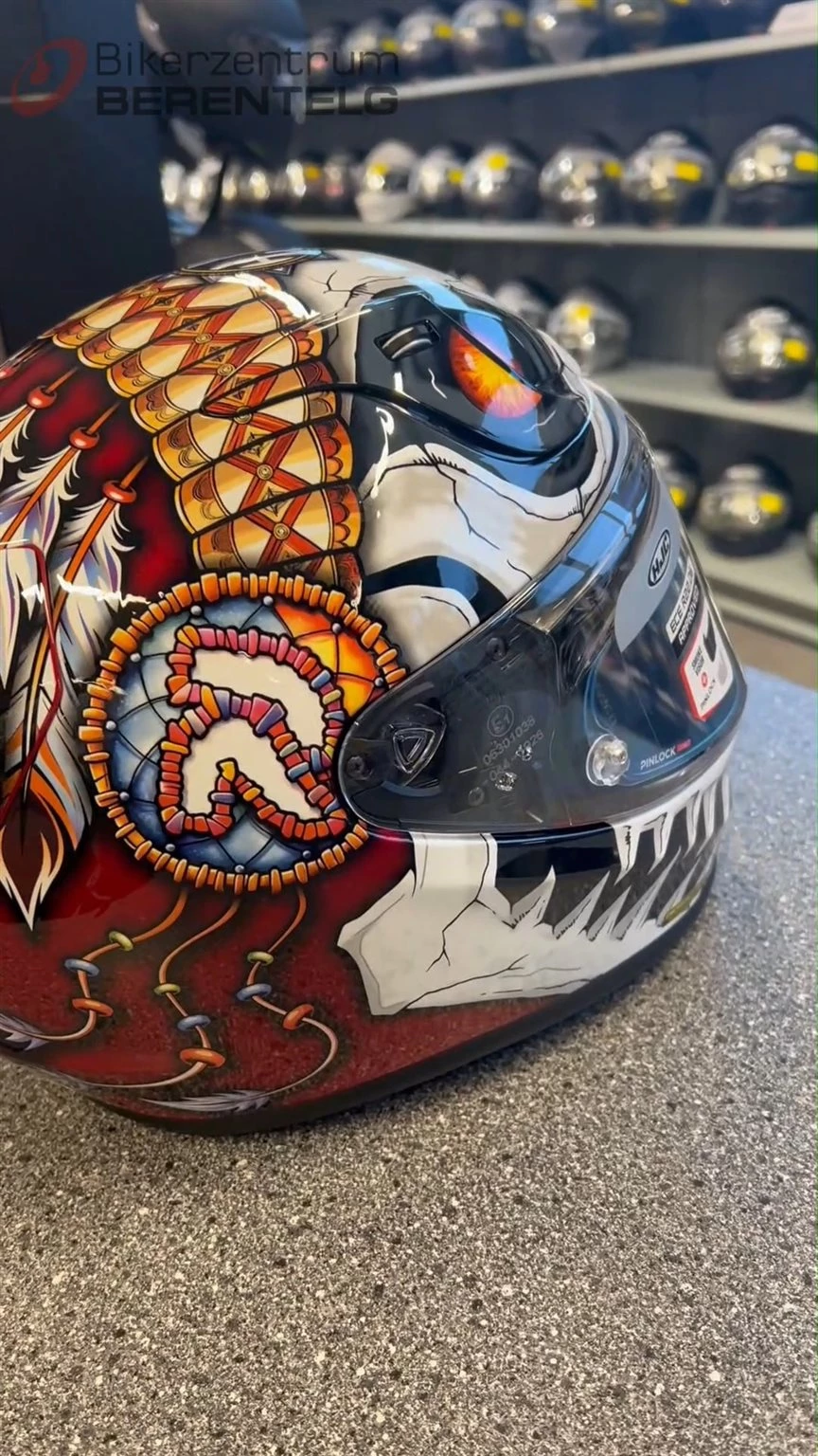 Vorschaubild für Post - Der RPHA12 Kepina
Performance, auf die du dich verlassen kannst.

Die innovative P.I.M. EVO Schale aus Carbon-Aramid-, Carbon- und Glasfasern vereint geringes Gewicht mit hoher Stoßfestigkeit. Das Pinlock-Ready Visier mit 99 % UV-Schutz und kratzfester Beschichtung liefert klare Sicht und optimale Abdichtung – auch bei hohen Geschwindigkeiten.

Aerodynamisch optimiert für maximale Stabilität, mit erweitertem Sichtfeld, Notfall-Wangenpolstern und antibakteriellem, herausnehmbarem Innenfutter für hohen Komfort auf jeder Fahrt.

Serienausstattung: 2D Clear Visier, Dark Smoke Visier, Pinlock, Kinnschutz und Windabweiser.

#HJC #hjchelmet #bikerzentrumberentelg #saferoad #bikelove #meppen #onroad