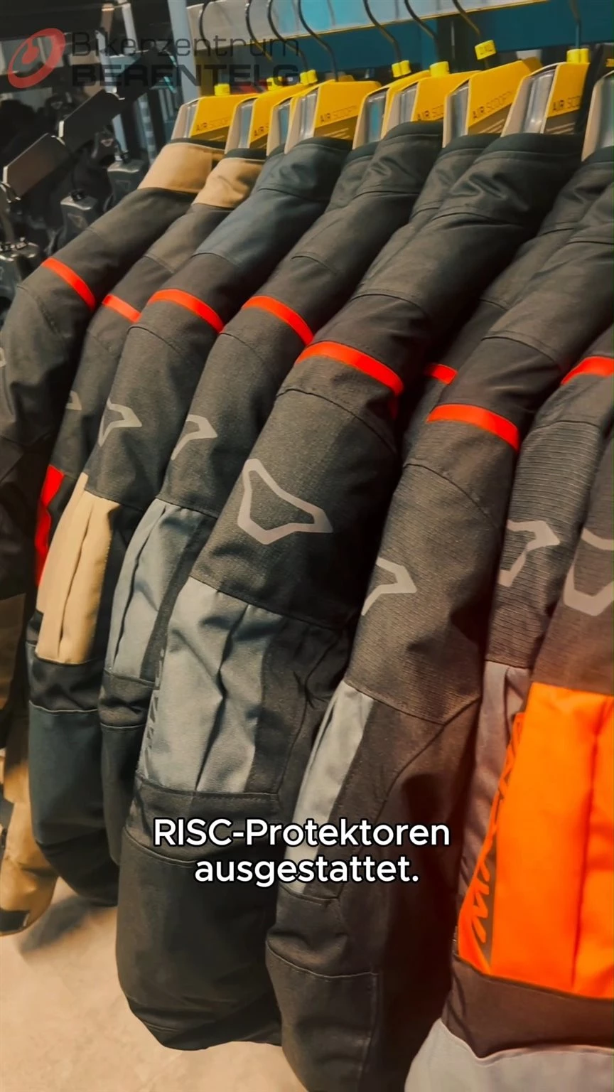 Vorschaubild für Post - 🧥Warum wir diese Jacke oft empfehlen? Eine Jacke. Jede Wetterlage. 🌦
Die Rancher 2.0 ist die vielseitige Tourenjacke für wechselnde Bedingungen und ganzjährigen Einsatz.

Die feste Raintex ML-Membran ist wasserdicht, angenehm zu tragen und mit Air Scoop™ ausgestattet – für bessere Belüftung ohne Kompromisse beim Wetterschutz.
Das herausnehmbare Thermofutter sorgt für Flexibilität bei jeder Temperatur.

Mehr Komfort durch Easy Cuff™, sichere Verbindung zur Hose dank Verbindungsreißverschluss und ein robuster Coat Hanger für den Alltag.
Belüftung an Brust, Ärmeln und Rücken sowie Reflexelemente erhöhen Fahrkomfort und Sichtbarkeit.

Ausgestattet mit CE-Level-1 R.I.S.C.™-Protektoren an Schultern und Ellbogen.
Ein R.I.S.C.™-Rückenprotektor kann optional nachgerüstet werden.

Rancher 2.0 – funktional, komfortabel, bereit für jede Tour. 

#Rancher20 #MotorradTouring #AllwetterJacke #Motorradbekleidung #Tourenfahrer #bikerzentrumberentelg