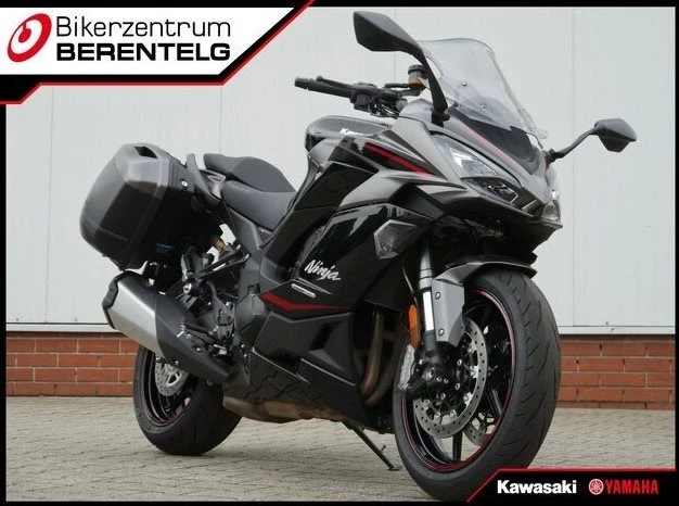Vorschaubild für Post - 🔥 Sporttourer mit Power & Komfort – Kawasaki Ninja 1100SX SE! 🔥

Die Kawasaki Ninja 1100SX SE ist ein dynamischer Sporttourer mit kräftigem Vierzylinder‑Motor und durchdachter Ausstattung – perfekt für sportliche Fahrer, die auch lange Strecken genießen wollen!

🏍️ Fahrzeugdetails:

Preis: 15.290 EUR

Kilometer: 4.123 km

Leistung: 100 kW (136 PS)

Hubraum: 1.099 ccm

Erstzulassung: 03/2025

Farbe: Grau

Vorbesitzer: 1

HU/AU: NEU

Antrieb: Kette

🛠️ Top Features:

ABS

Griffheizung

Originales Koffersystem – ideal für Touren

Sportliches Handling mit Reise‑Komfort

Perfekte Kombination aus Dynamik und Alltagstauglichkeit

Diese Ninja ist ein echtes Allround‑Bike: agil auf kurvigen Landstraßen, souverän auf längeren Strecken und ausgestattet für jede Tour.

📍 Bikerzentrum‑BERENTELG
Meppener Str. 22 • 49716 Meppen
☎️ 05931‑98860
🌐 Mehr Infos und Details: https://www.starkegebrauchte.de/de/gebrauchtes-motorrad-kawasaki-ninja-1100sx-se-3342855

📸 Zeig uns deine Tour‑Momente!
#KawasakiNinja1100SXSE #SportTouring #NinjaLife #RideAndExplore #TwoWheels #BikeAdventures #RoadTrips #MotorcycleLife #BikerzentrumBerentelg