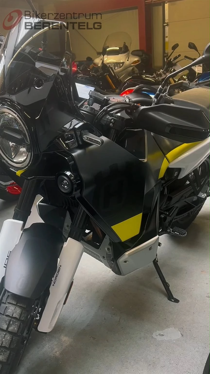 Vorschaubild für Post - 🔥 Starke Gebrauchte: Husqvarna Norden 901🏍️
Optisch wie technisch in top Zustand und perfekt ausgestattet für dein nächstes Abenteuer! Mit Traktionskontrolle, ABS, Tempomat und praktischem Kofferset bietet sie maximalen Komfort und Sicherheit.
✅ Werksgarantie bis 07/2026
✅ HU neu
📍 13.960 km | 77 kW (105 PS) | 889 ccm | EZ 08/2024
👉 Einsteigen, losfahren, Freiheit erleben!

#bikerzentrumberentelg #motorrad #biketok #motorradliebe #husqvarna