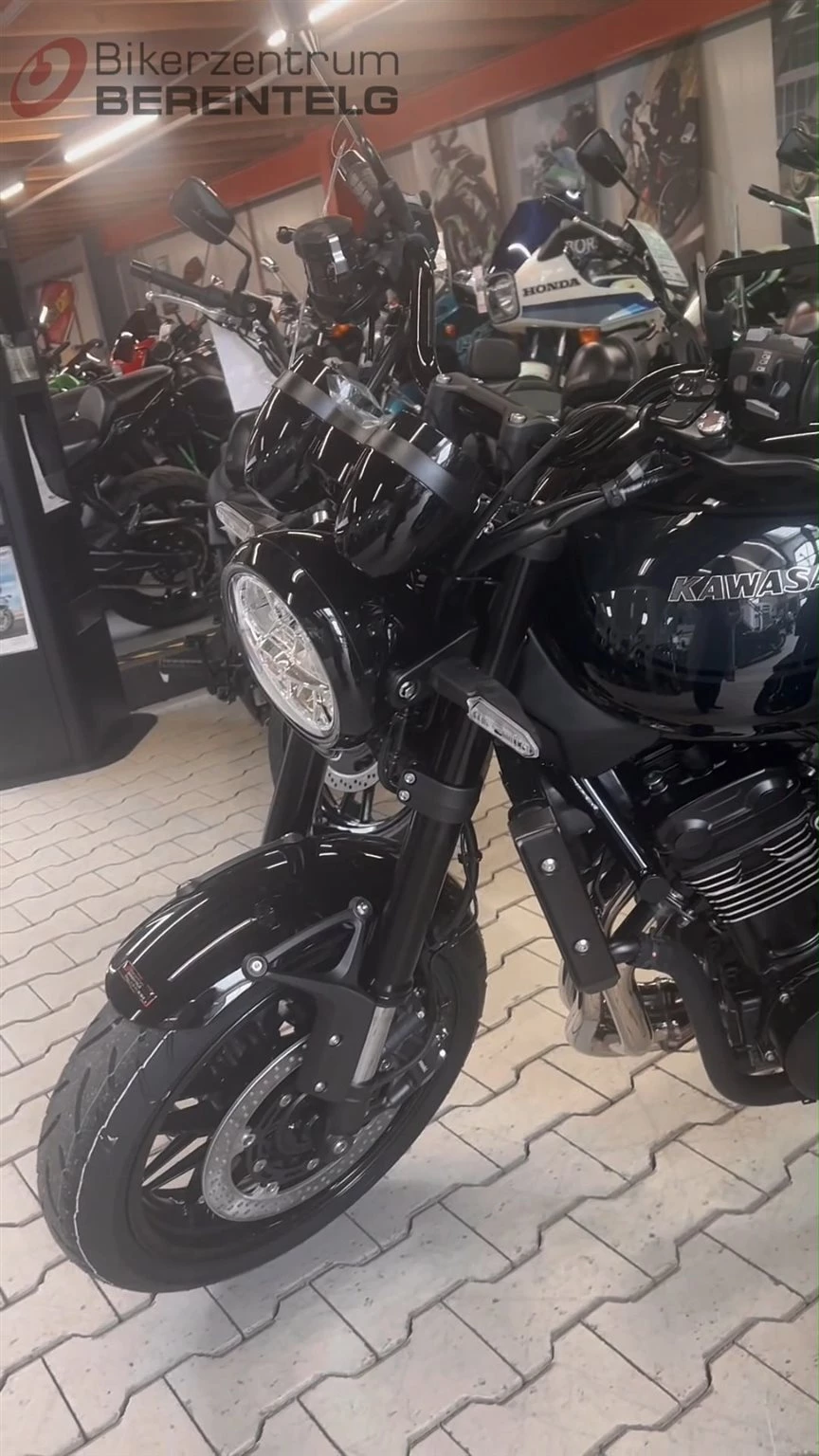 Vorschaubild für Post - 🖤Neu bei uns: Kawasaki Z900RS Black Ball Edition🏍️ 
Inspiriert von der legendären Z1 verbindet die Z900RS klassische Eleganz mit moderner Technik. Vintage-Sitz, analoge Rundinstrumente und der soundoptimierte Megaphon-Endschalldämpfer treffen auf hochwertige Verarbeitung und zeitgemäße Innovationen.
Mit sanftem Ansprechverhalten bei niedrigen Drehzahlen und kraftvoller Performance oben bietet sie ein Fahrgefühl, das Komfort und Emotion perfekt vereint – klassisch im Look, modern im Charakter.

#bikerzentrumberentelg #bikedaily #meppen #motorrad #kawasaki #kawasakiz900rs