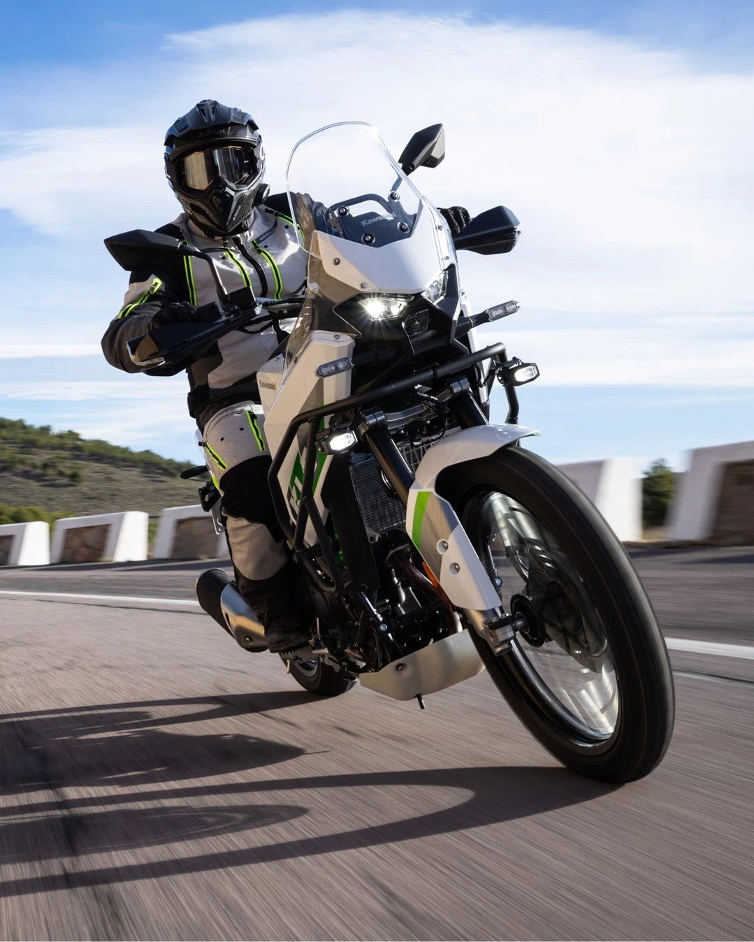 Vorschaubild für Post - Manchmal braucht es nur einen freien Tag, eine kurvige Straße und ein Bike, das alles mitmacht. 🏍️🌄✨

Die neue Kawasaki KLE500 verbindet Komfort, Kontrolle und Abenteuerlust, perfekt für Pendelstrecke, Wochenendtrip oder die spontane Route ins Unbekannte.

Die ersten Modelle treffen nach und nach bei uns ein, sichere dir jetzt schon alle Infos rund um Verfügbarkeit, Ausstattung und Editionen.

Sprich uns an oder komm bei uns vorbei, dein nächstes Abenteuer wartet schon. ⛰️

https://www.bikerzentrum-berentelg.de

#KawasakiDeutschland #Kawasaki #LetTheGoodTimesRoll #KLE500 #AdventureBike