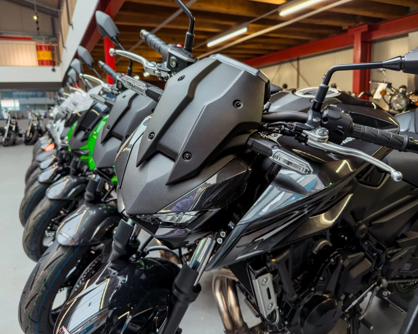 Vorschaubild für Post - Die Saison ruft. Bist du bereit? 🏍️🔥
Frische Modelle, volle Auswahl, ein Ziel: dein perfektes Bike finden.
Ob sportlich, naked oder touring – unsere Ausstellung lässt keine Wünsche offen. Hunderte von Maschinen warten darauf, von dir entdeckt zu werden.
Komm vorbei & finde dein Bike – die Straße wartet nicht!