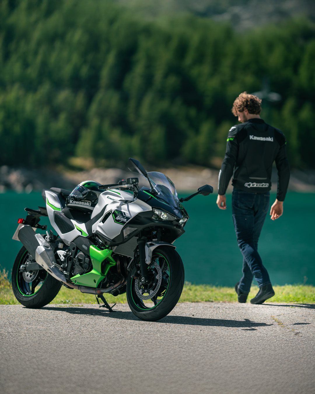 Vorschaubild für Post - Mehr Flexibilität. Mehr Fahrspaß. Mehr Alltag. ⚡️
Die Kawasaki Z7 Hybrid und die Kawasaki Ninja 7 Hybrid wurden für 2026 gezielt weiterentwickelt – mit einem umfangreichen Softwareupdate für noch mehr Fahrkomfort und Alltagstauglichkeit.
Was bedeutet das konkret?
⚡ Länger rein elektrisch unterwegs – Umschalten jetzt bis 60 km/h möglich
🤝 Noch harmonischeres Zusammenspiel von Elektro- und Verbrennungsmotor
🚀 Neuer Automatikmodus im Sport-Hybrid für dynamisches Fahren ohne Schalten
💚 Effizienz trifft Performance – Beschleunigungswerte einer 1.000er bei Verbrauchswerten einer 250er
Das Ergebnis: Ein Hybrid-Konzept, das im Alltag noch flexibler funktioniert – und dabei richtig Fahrspaß liefert.
😎 Erlebe die Hybrid-Technologie selbst bei uns vor Ort oder bei einer Probefahrt.

Hast du schon gewusst das es Hybride Motorräder gibt?

#Kawasaki #LetTheGoodTimesRoll #KawasakiDeutschland #KawasakiHybrid #Hybrid