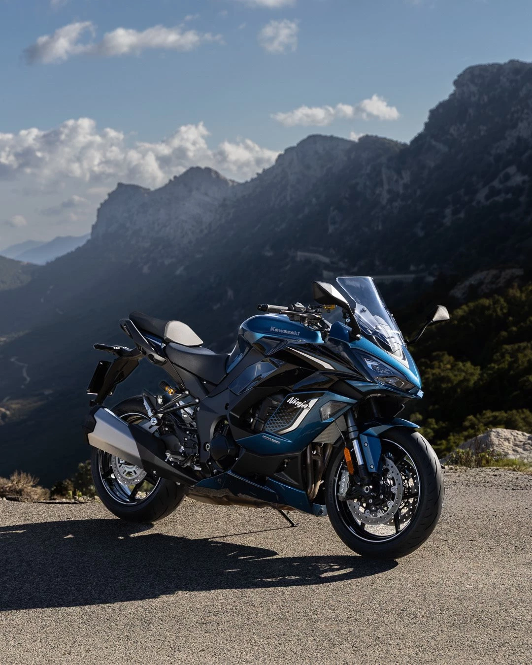 Vorschaubild für Post - Sport oder Touring? Warum nicht beides. 🏍️💨
Die Ninja 1100SX SE vereint kraftvolle Performance mit erstklassigem Komfort – perfekt für lange Strecken und dynamische Fahrten.

Bereit für den nächsten Schritt? 🤘

#Kawasaki #LetTheGoodTimesRoll #KawasakiDeutschland #Ninja1100SXSE #SportTouring #RideMore